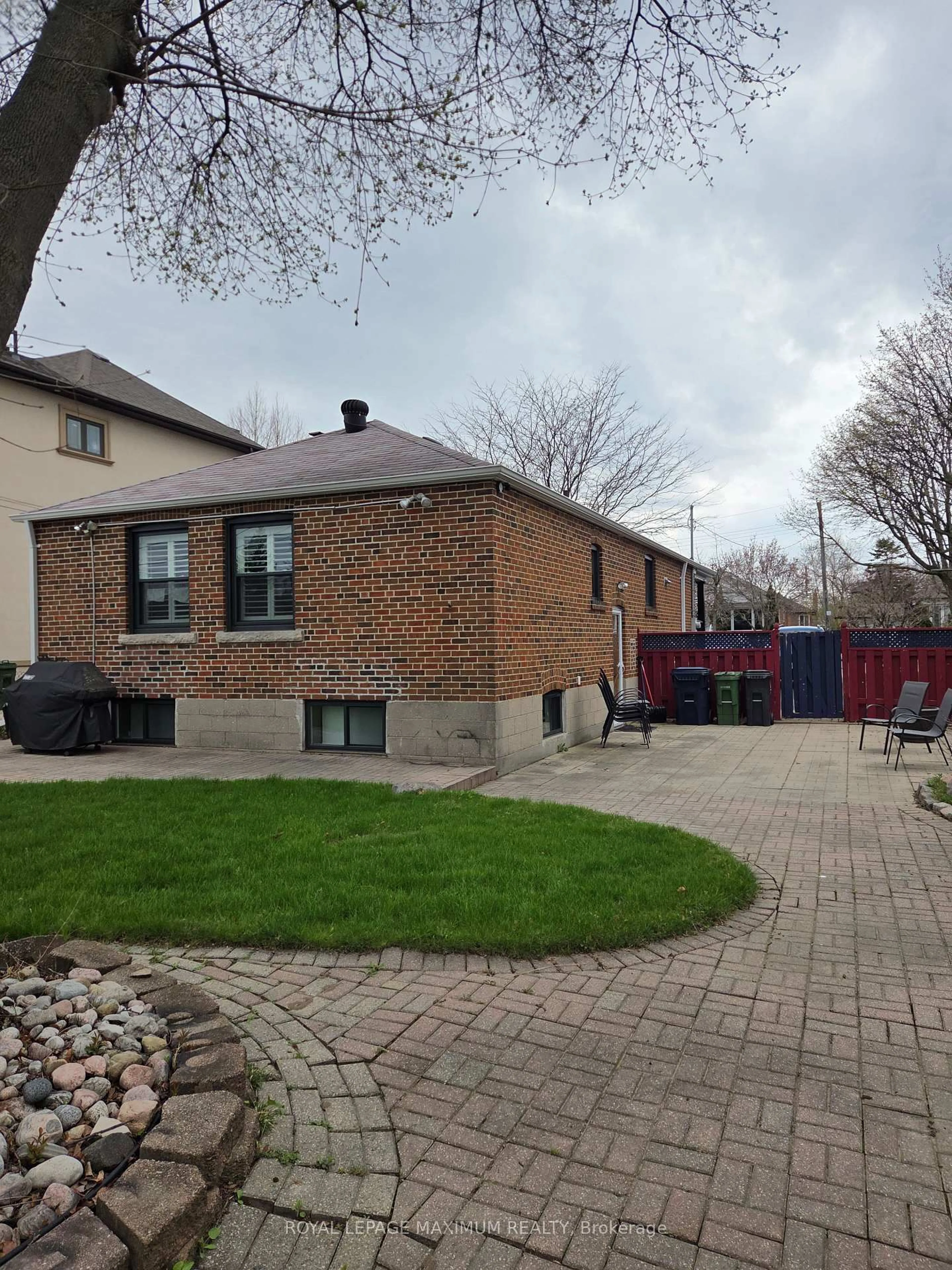 A pic from outside/outdoor area/front of a property/back of a property/a pic from drone, street for 33 Alice Cres, Toronto Ontario M1R 4N6
