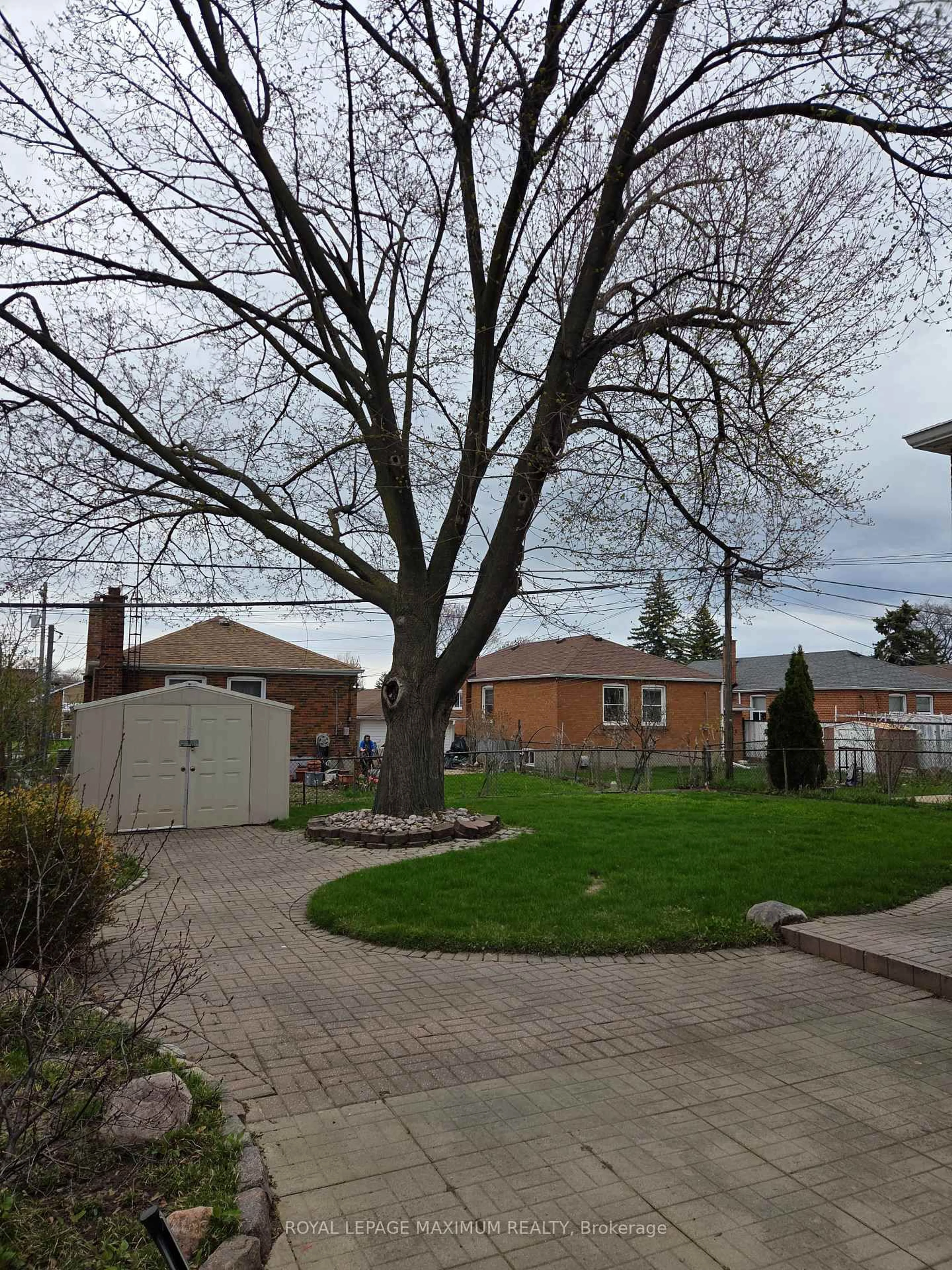 A pic from outside/outdoor area/front of a property/back of a property/a pic from drone, street for 33 Alice Cres, Toronto Ontario M1R 4N6