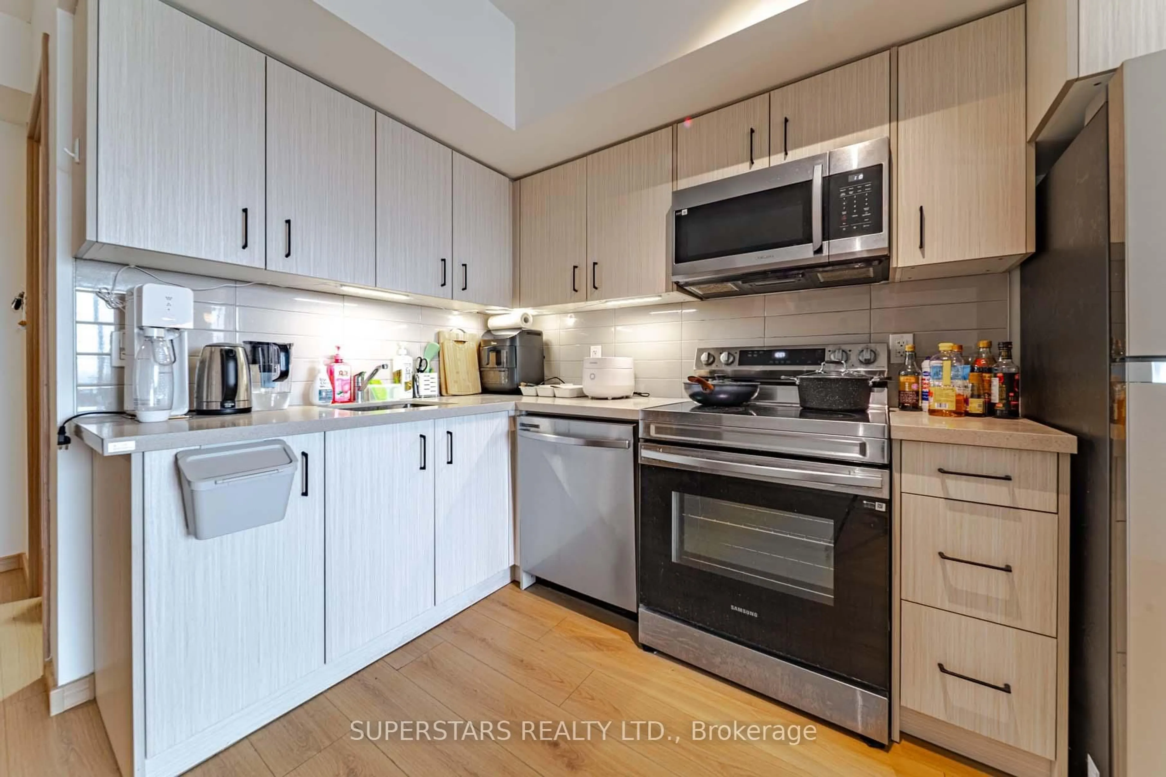 Standard kitchen, wood/laminate floor for 3421 Sheppard Ave #516, Toronto Ontario M1T 0C1
