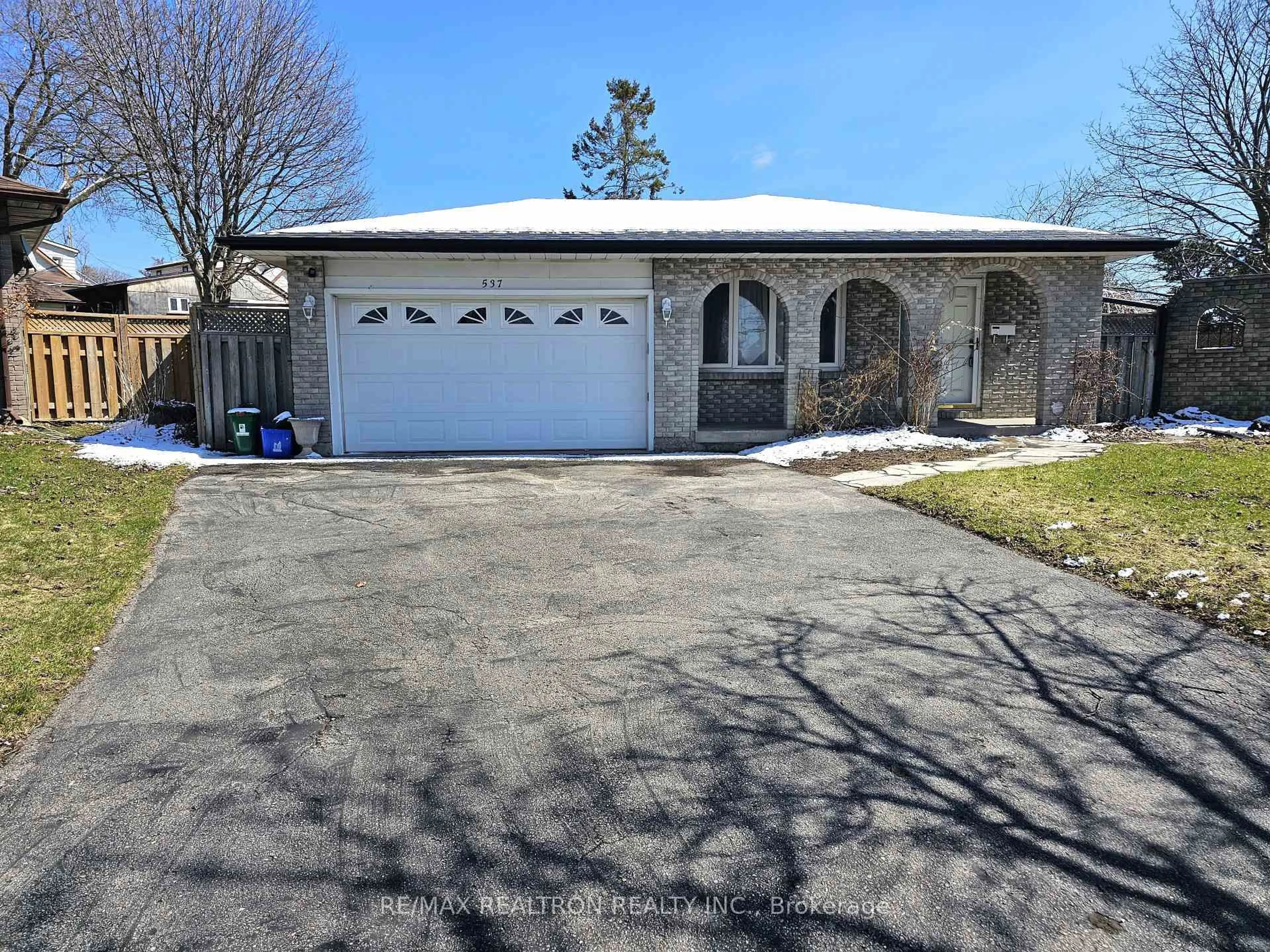 A pic from outside/outdoor area/front of a property/back of a property/a pic from drone, street for 537 Lisbon Crt, Oshawa Ontario L1J 6R3