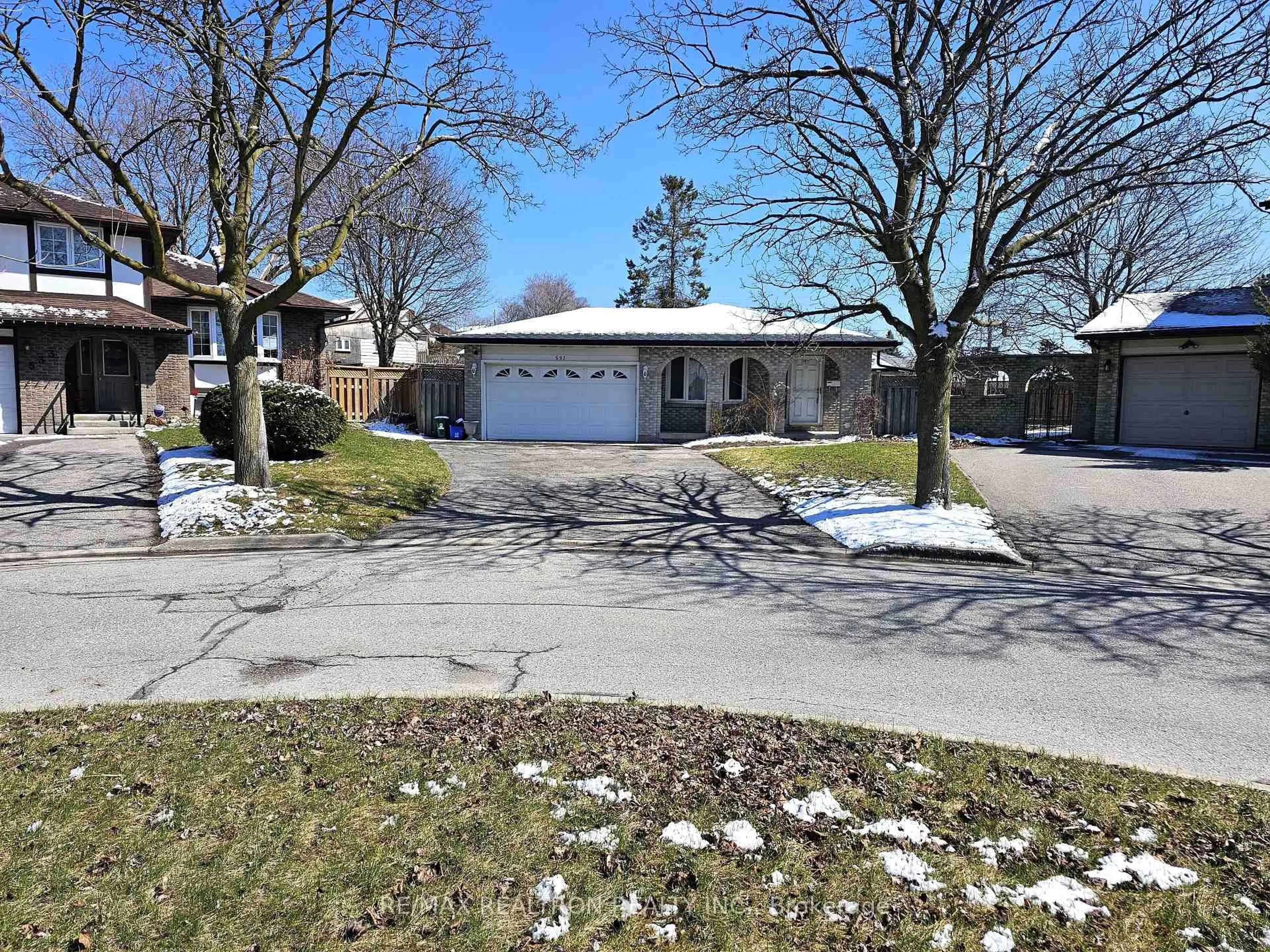 A pic from outside/outdoor area/front of a property/back of a property/a pic from drone, street for 537 Lisbon Crt, Oshawa Ontario L1J 6R3