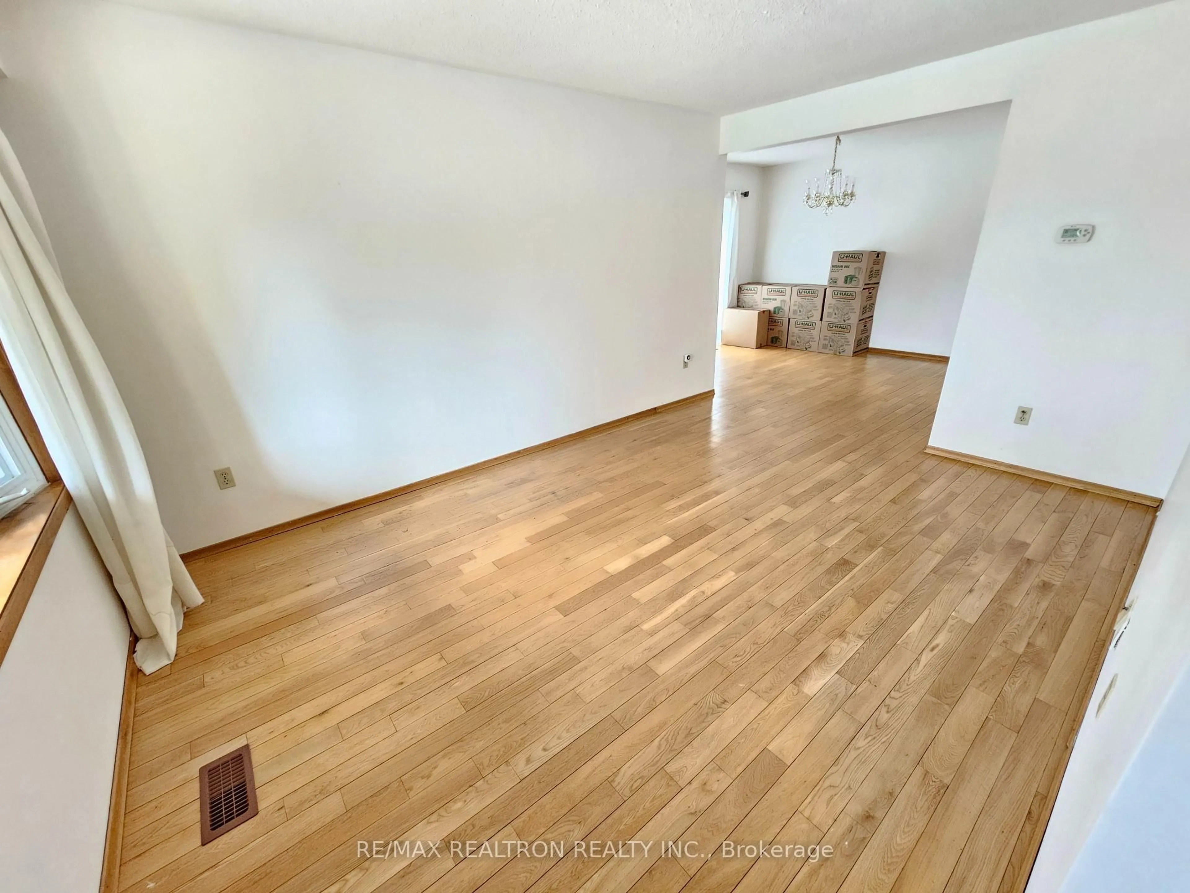 A pic of a room for 537 Lisbon Crt, Oshawa Ontario L1J 6R3