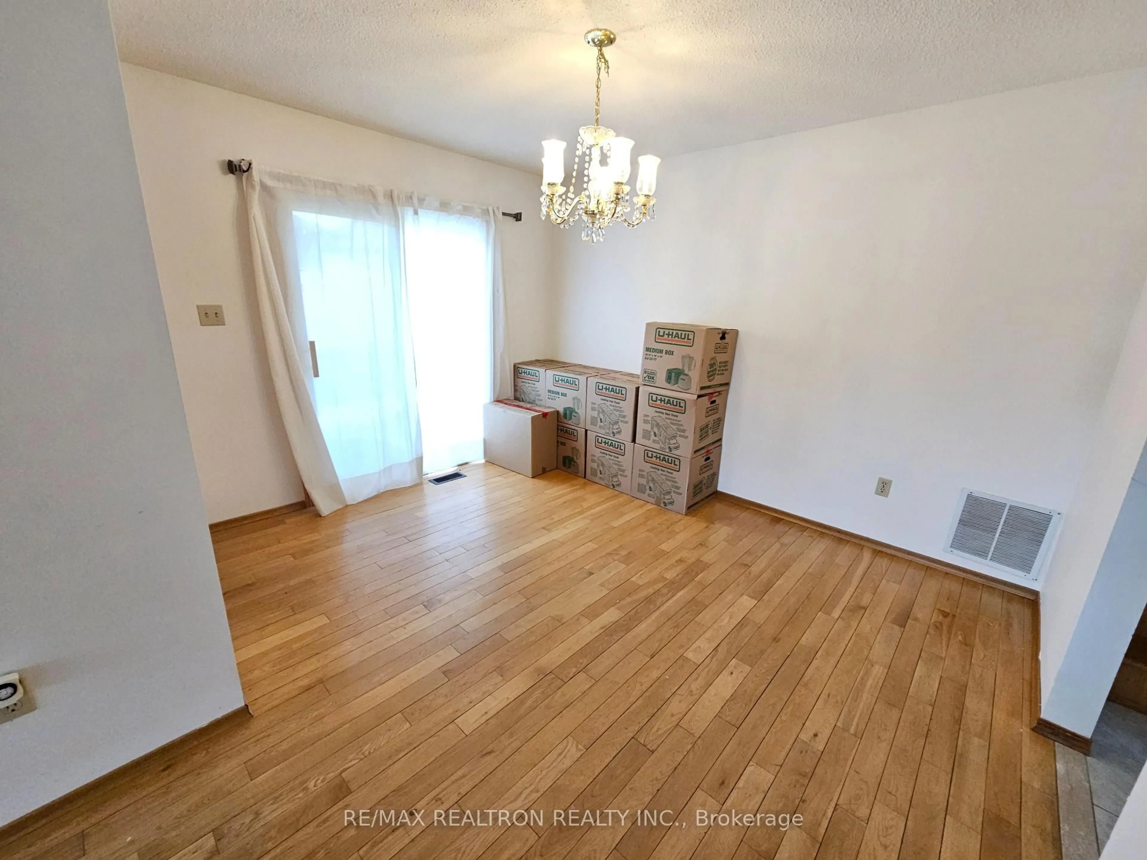 A pic of a room for 537 Lisbon Crt, Oshawa Ontario L1J 6R3