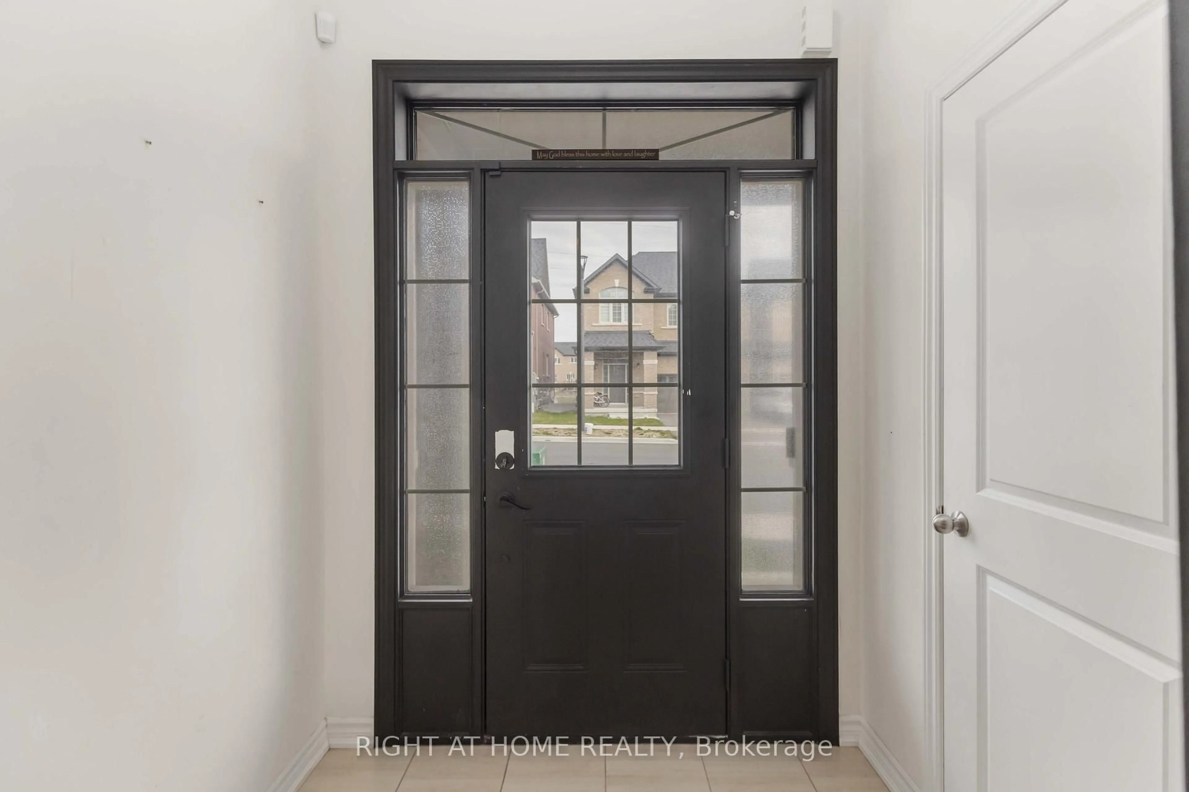 Indoor entryway for 1111 Skyridge Blvd, Pickering Ontario L1X 0M8