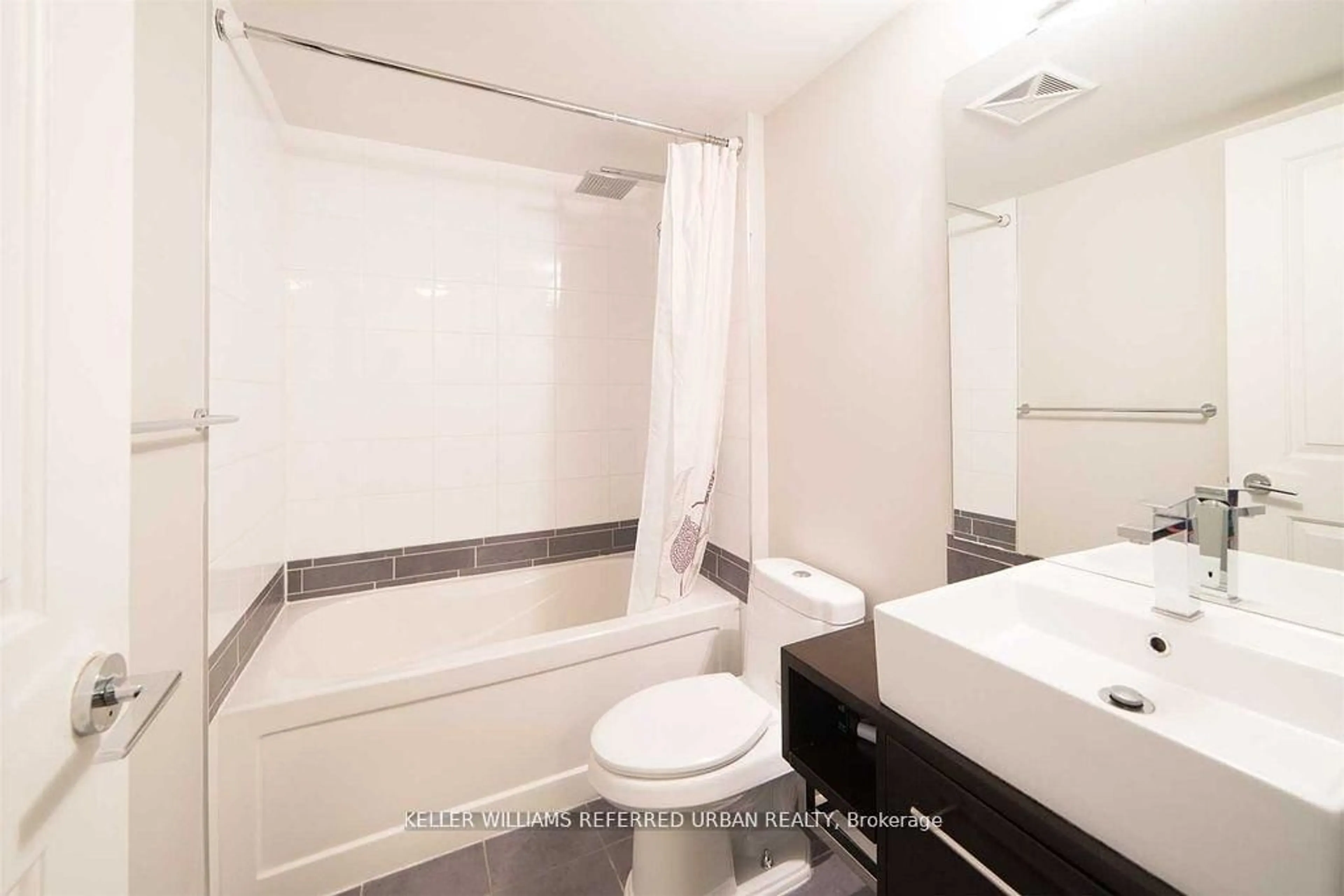 Standard bathroom, ceramic/tile floor for 25 Town Centre Crt #2106, Toronto Ontario M1P 0B4