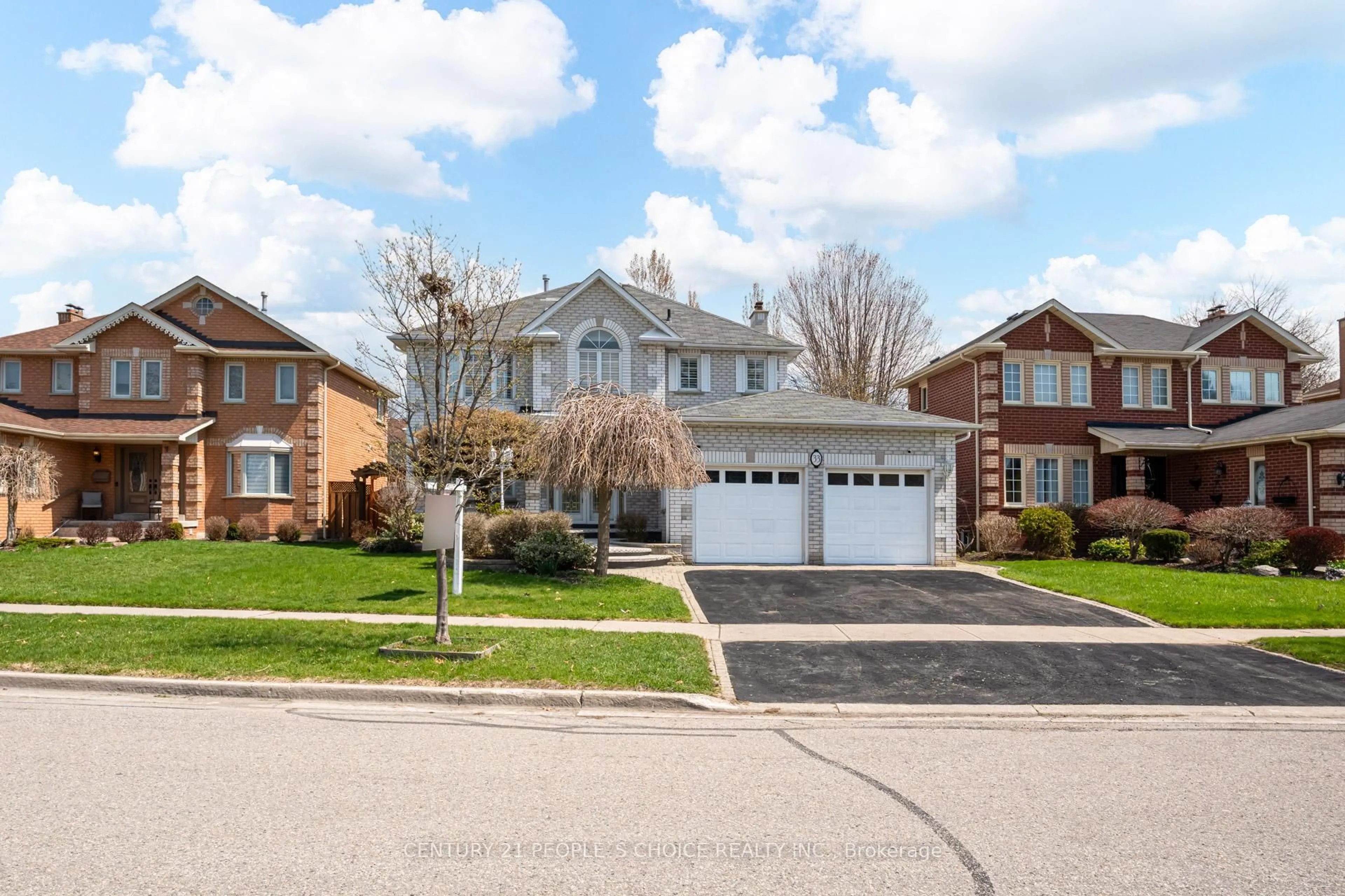 Home with vinyl exterior material, street for 33 Billings St, Whitby Ontario L1N 9C1
