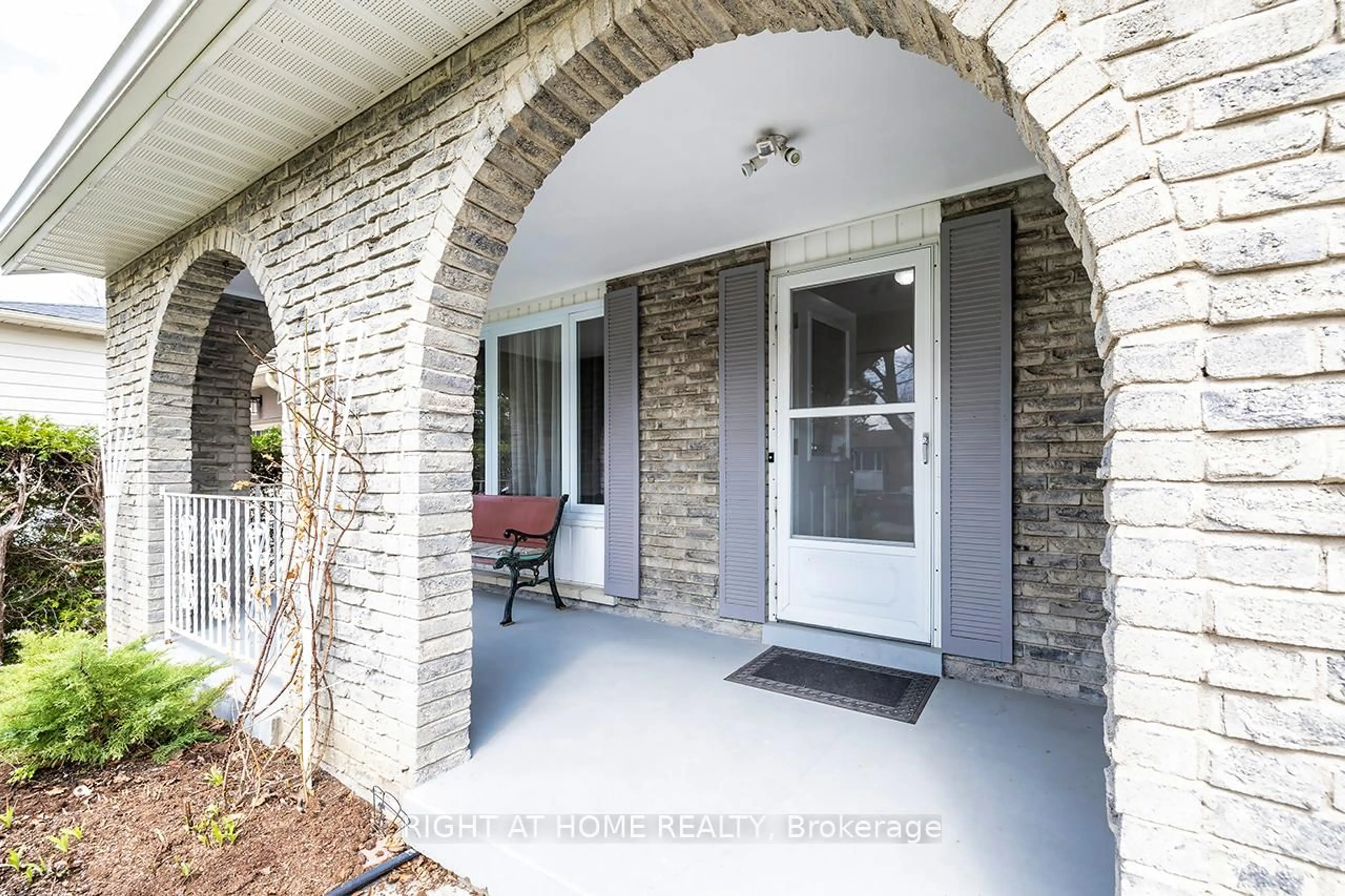 Indoor entryway for 675 Waverly St, Oshawa Ontario L1J 6C1