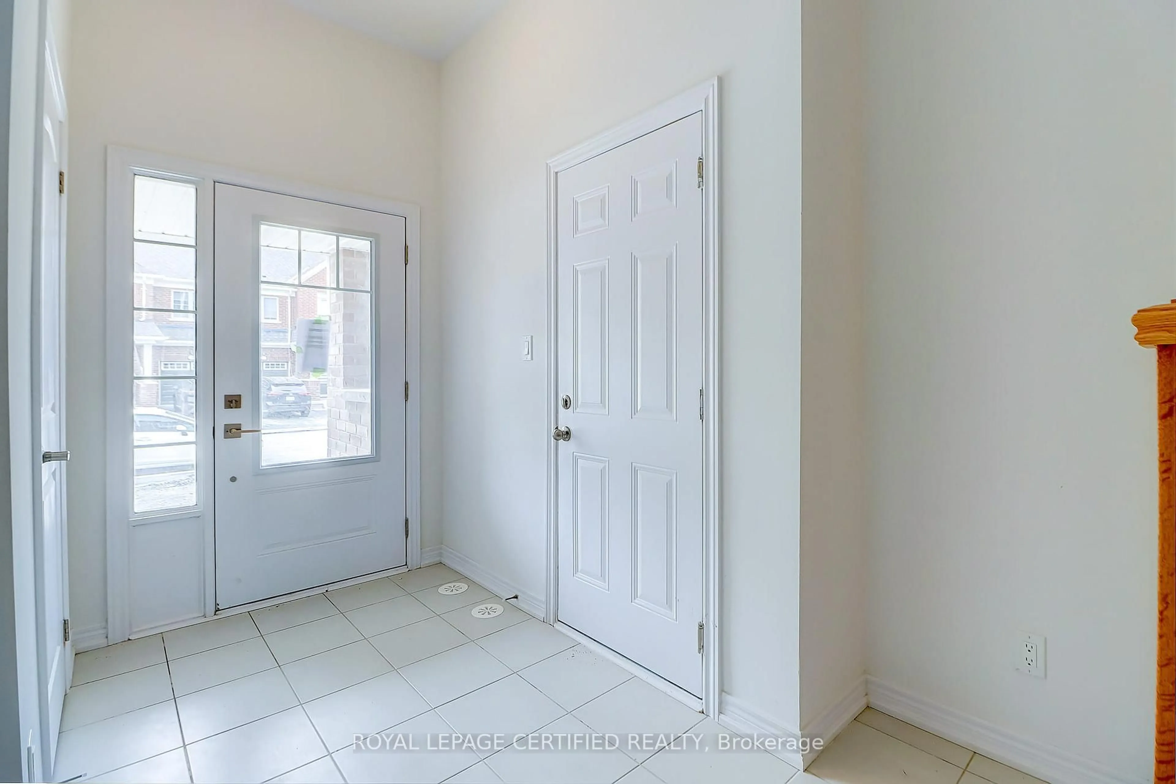 Indoor entryway for 2013 Cameron Lott Cres, Oshawa Ontario L1L 0S1