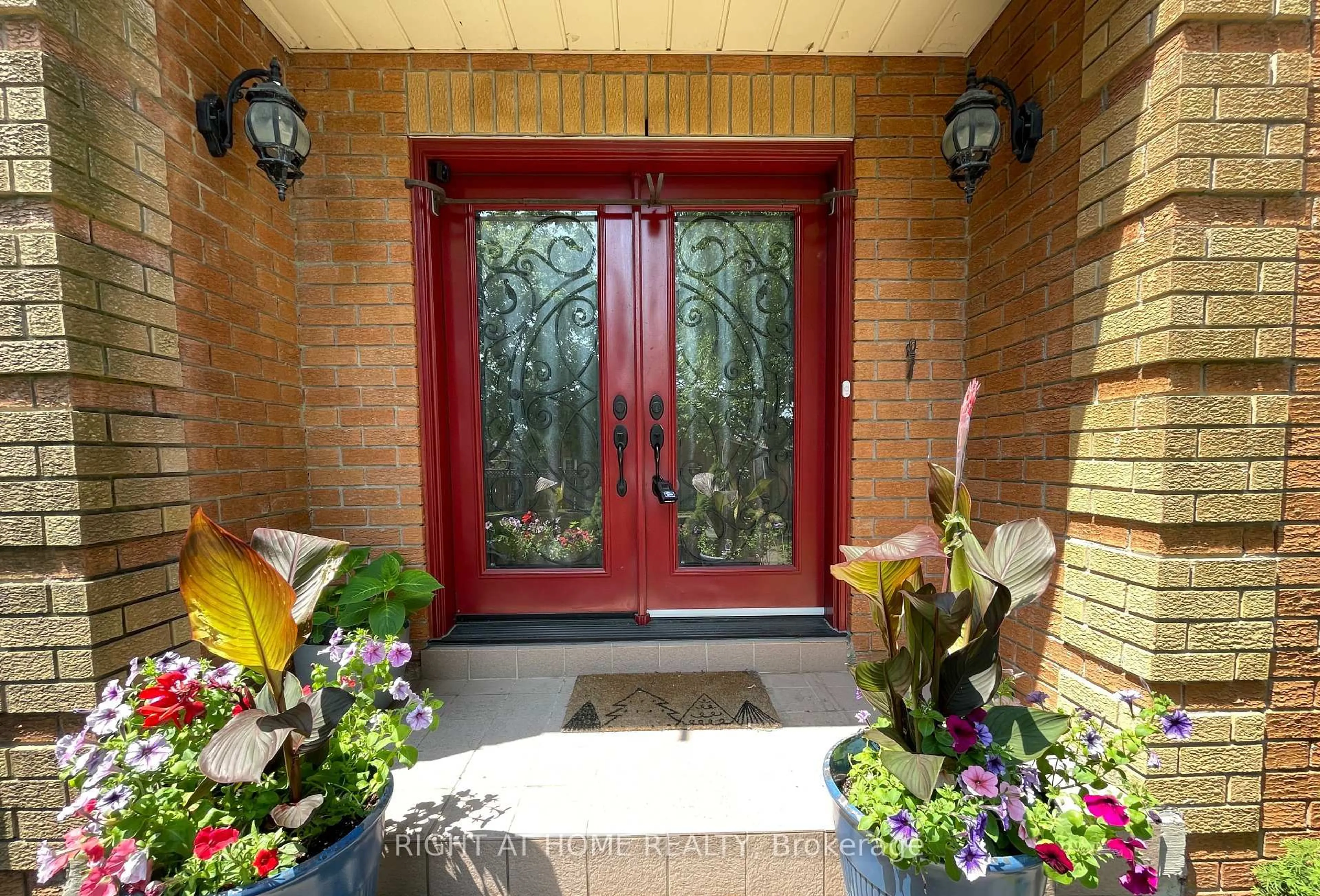 Indoor entryway for 1689 Major Oaks Rd, Pickering Ontario L1X 1X1