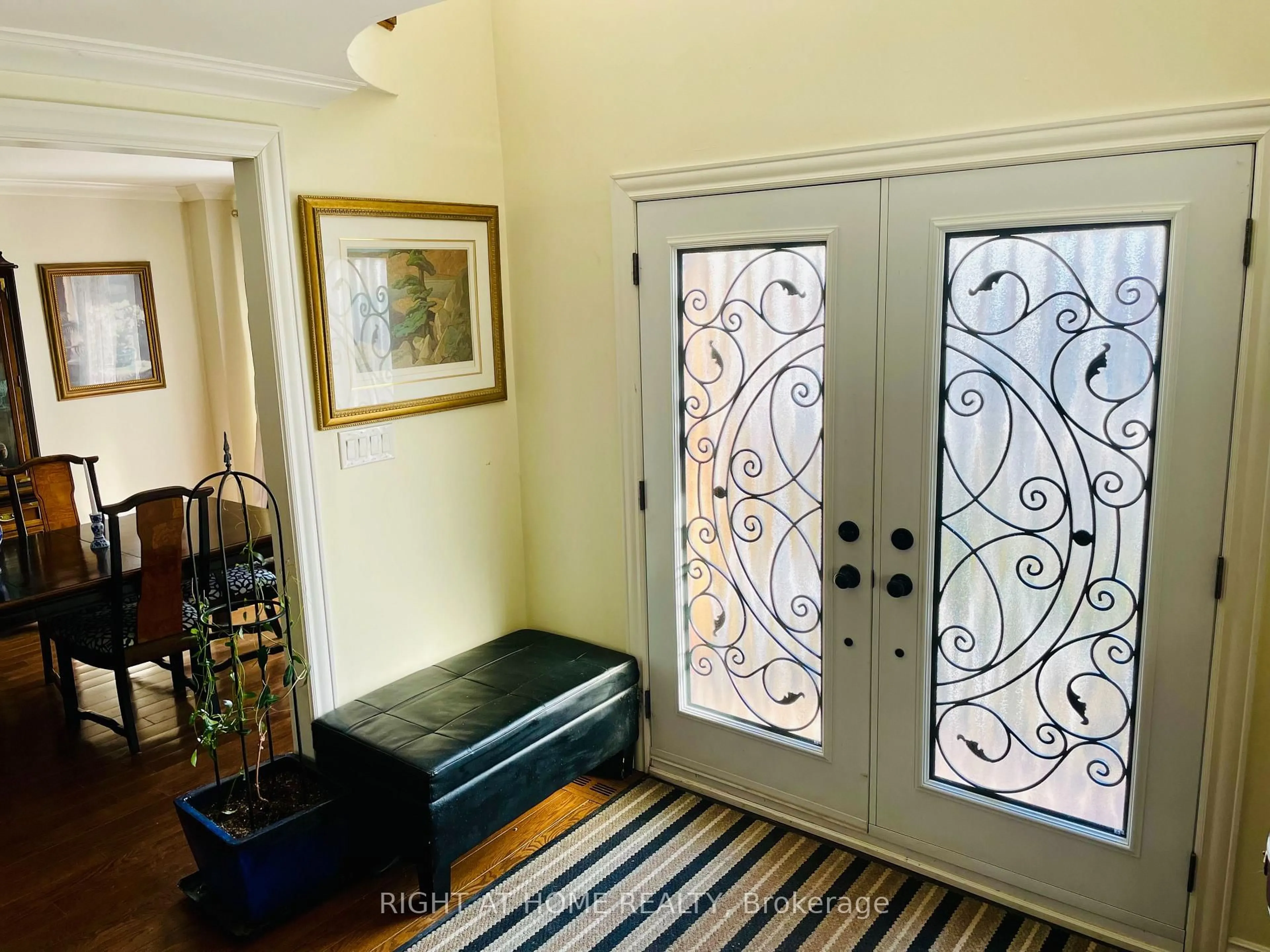 Indoor entryway for 1689 Major Oaks Rd, Pickering Ontario L1X 1X1