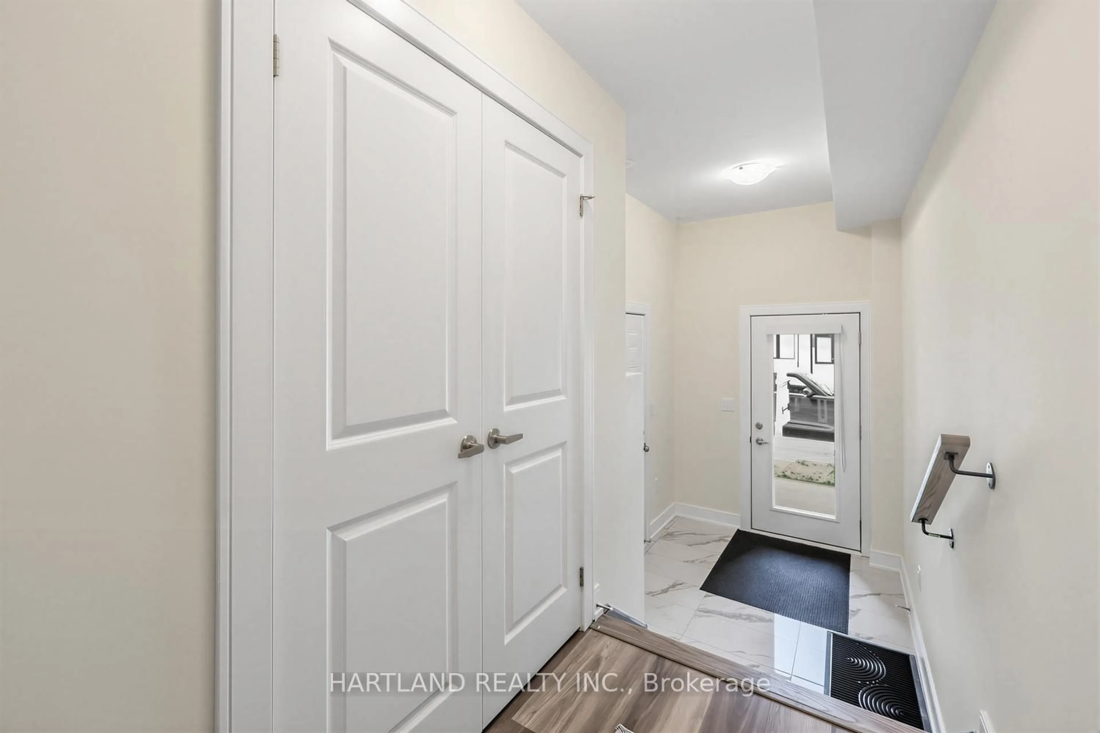 Indoor entryway for 1695 Dersan St #505, Pickering Ontario L1X 0S9