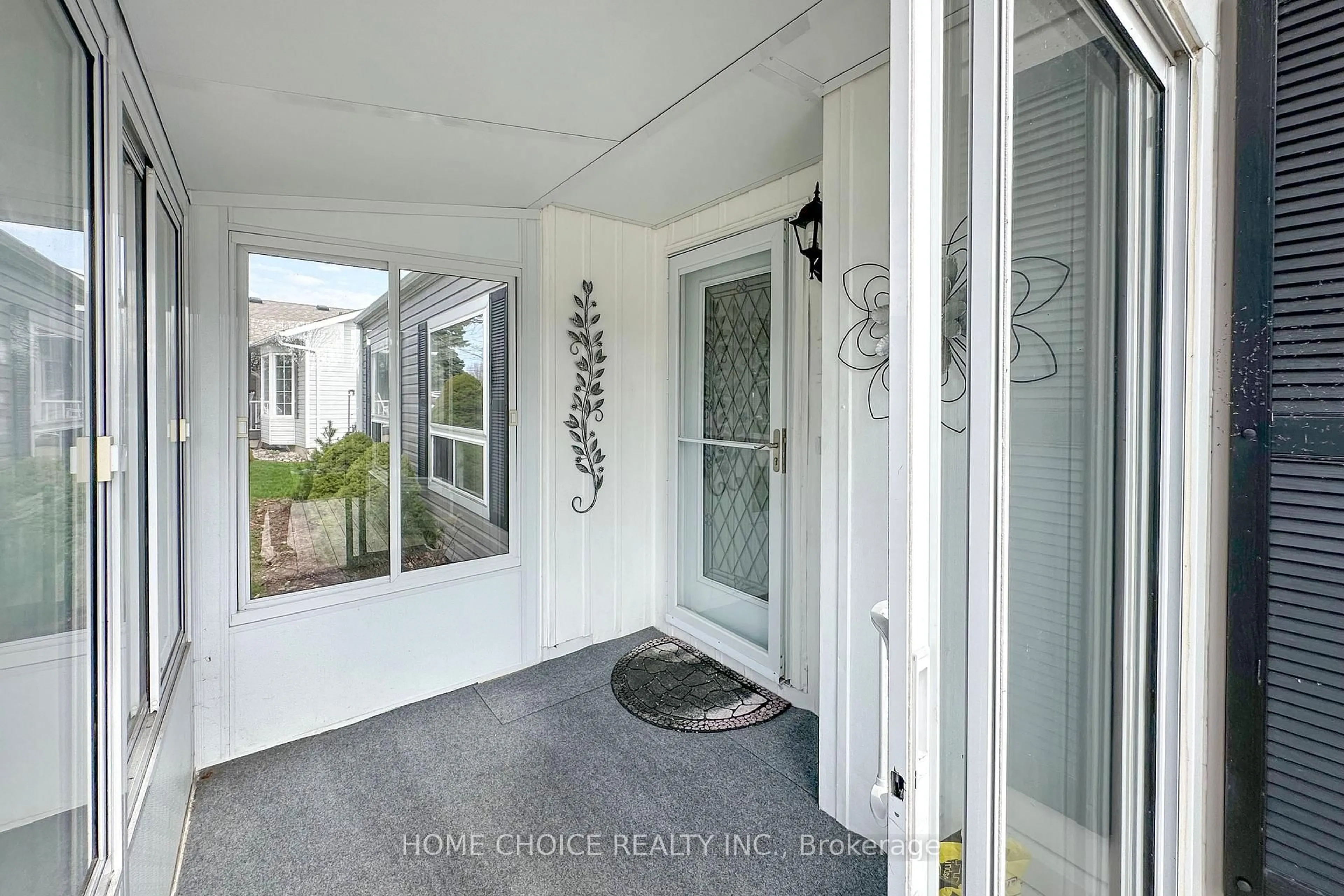 Indoor entryway for 8 Loyalist Crt, Clarington Ontario L1B 1A8