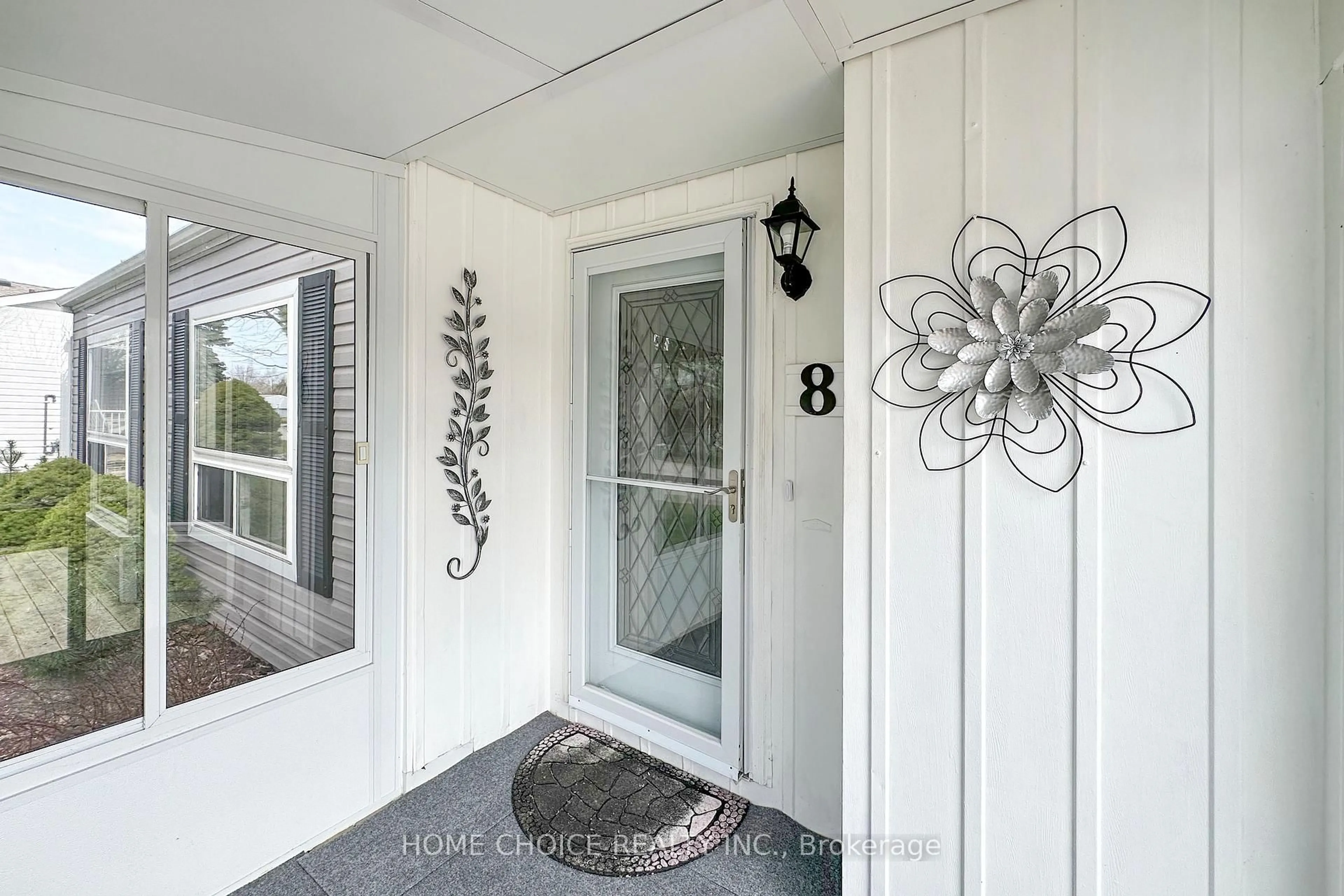 Indoor entryway for 8 Loyalist Crt, Clarington Ontario L1B 1A8
