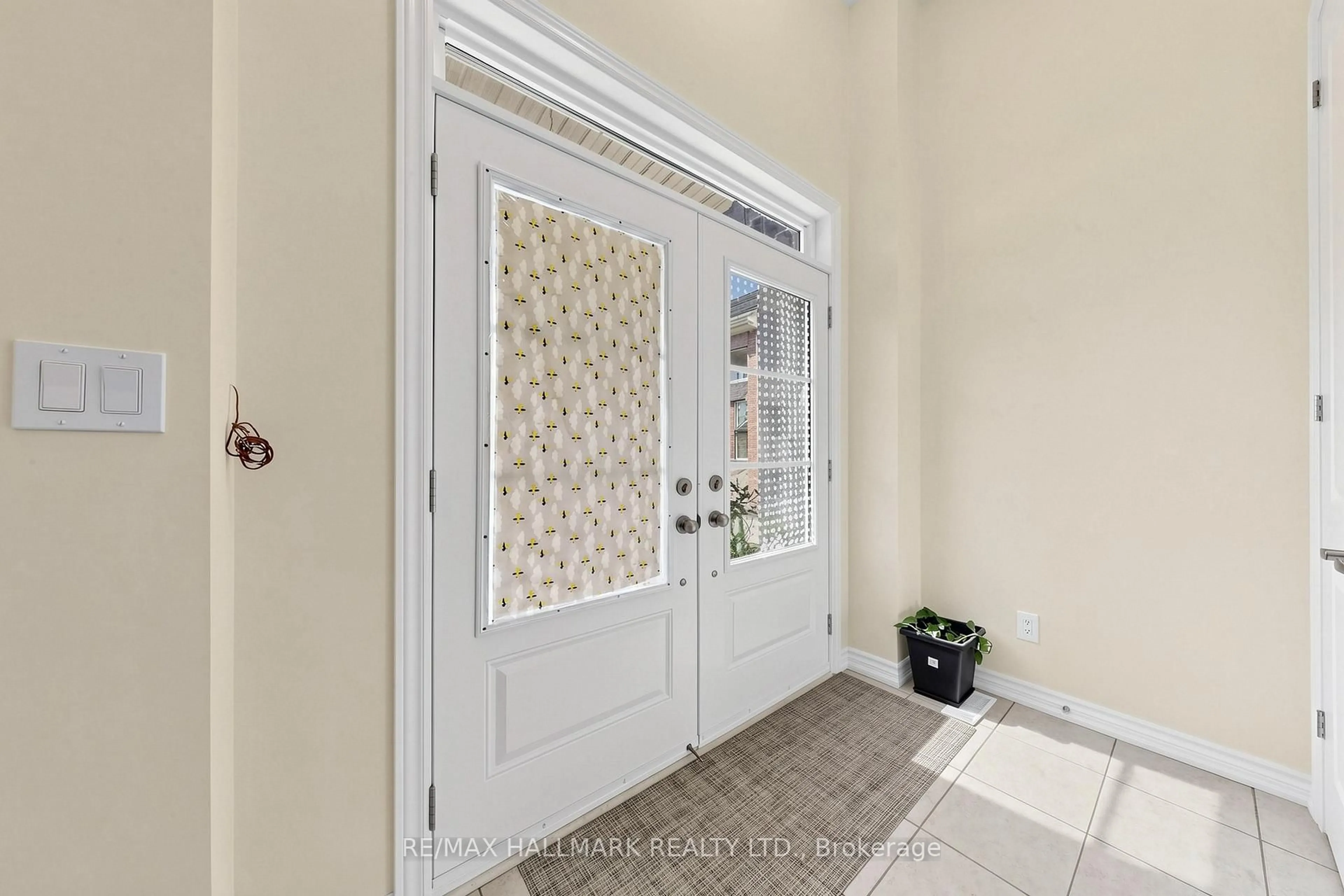 Indoor entryway for 17 Closson Dr, Whitby Ontario L1N 9Y6