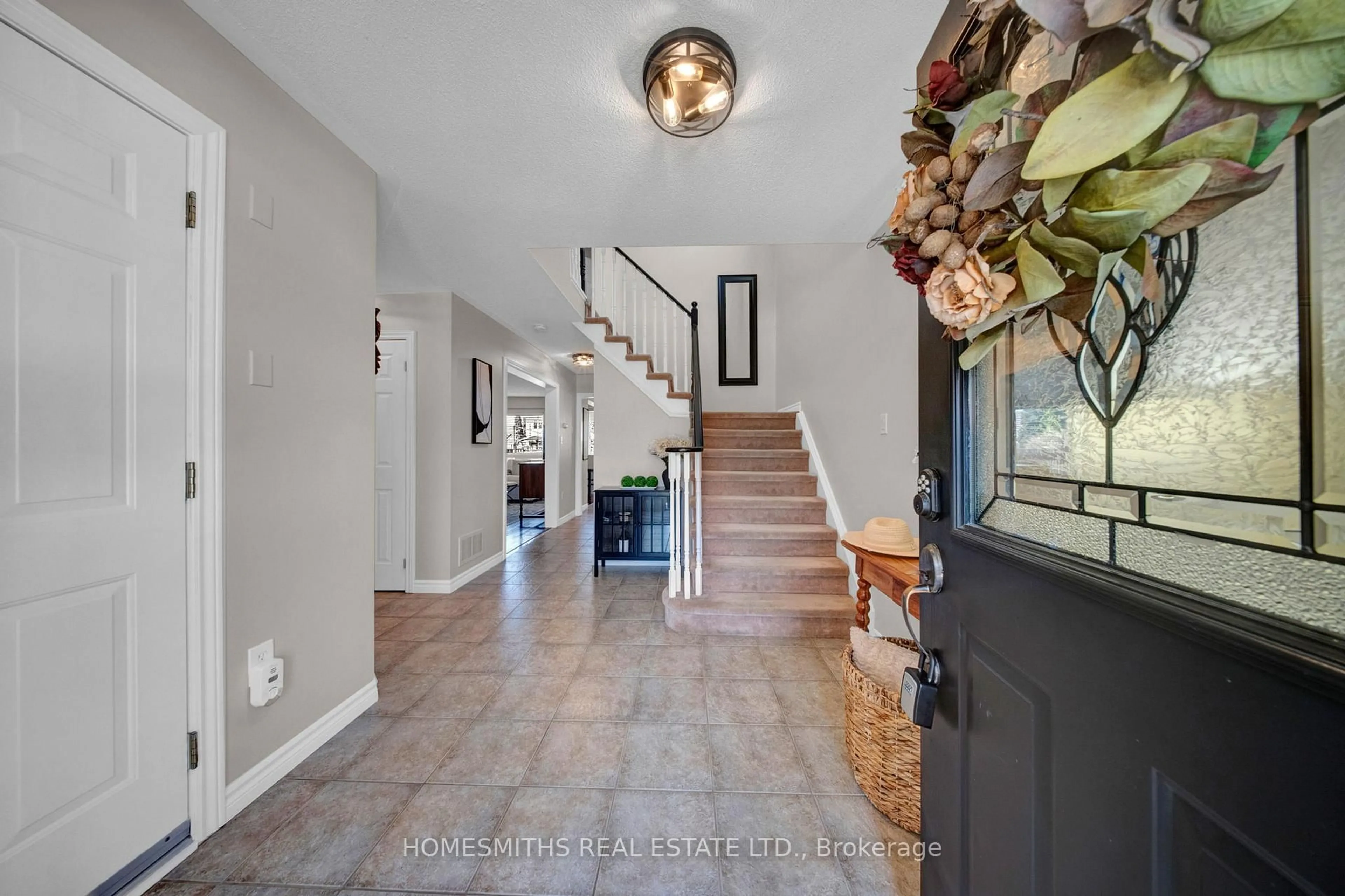 Indoor entryway for 147 Sleeman Sq, Clarington Ontario L1E 3K5