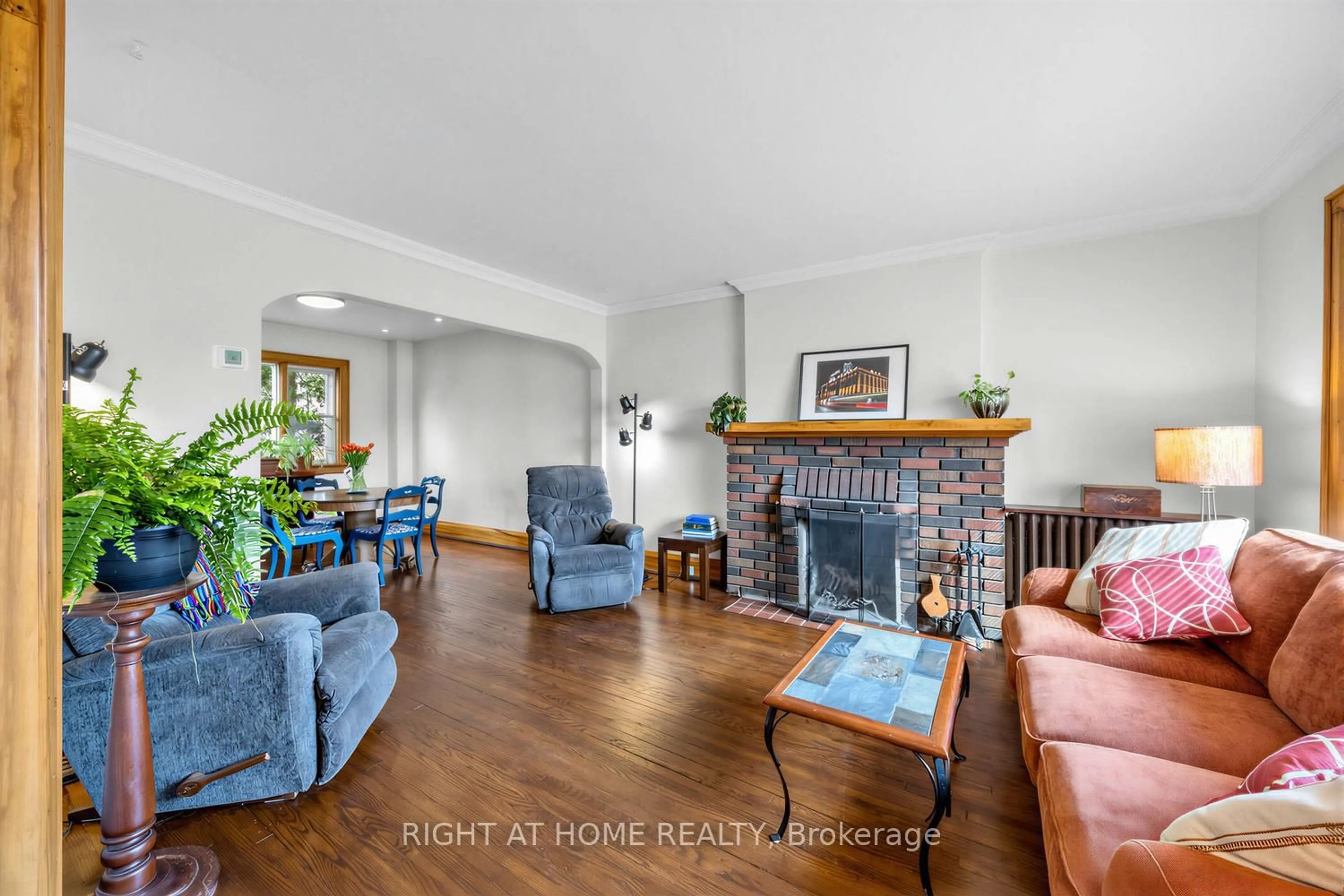 Living room with furniture, unknown for 26 Maryland Blvd, Toronto Ontario M4C 5C9