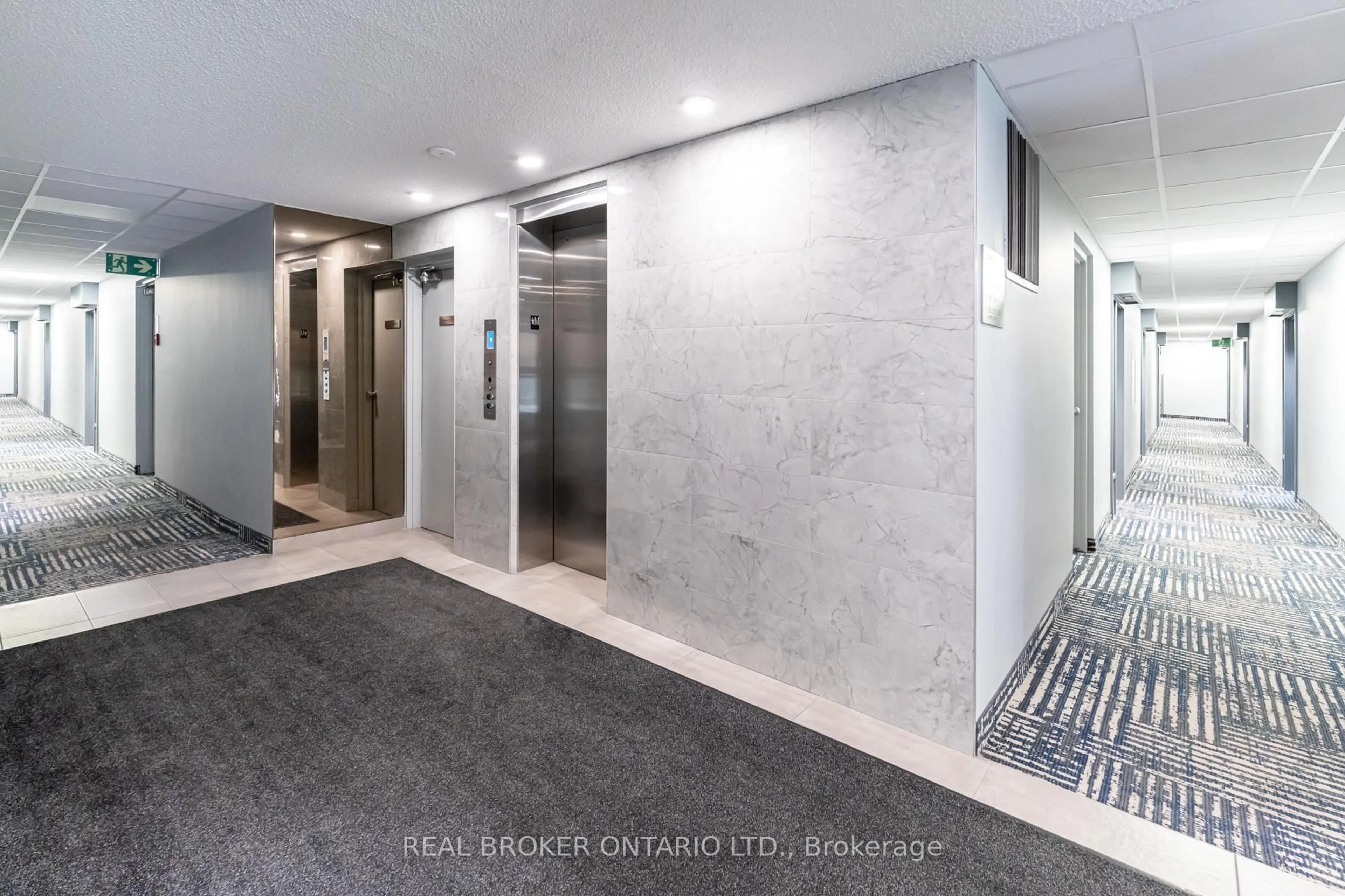 Indoor foyer for 4060 Lawrence Ave #402, Toronto Ontario M1E 4V4