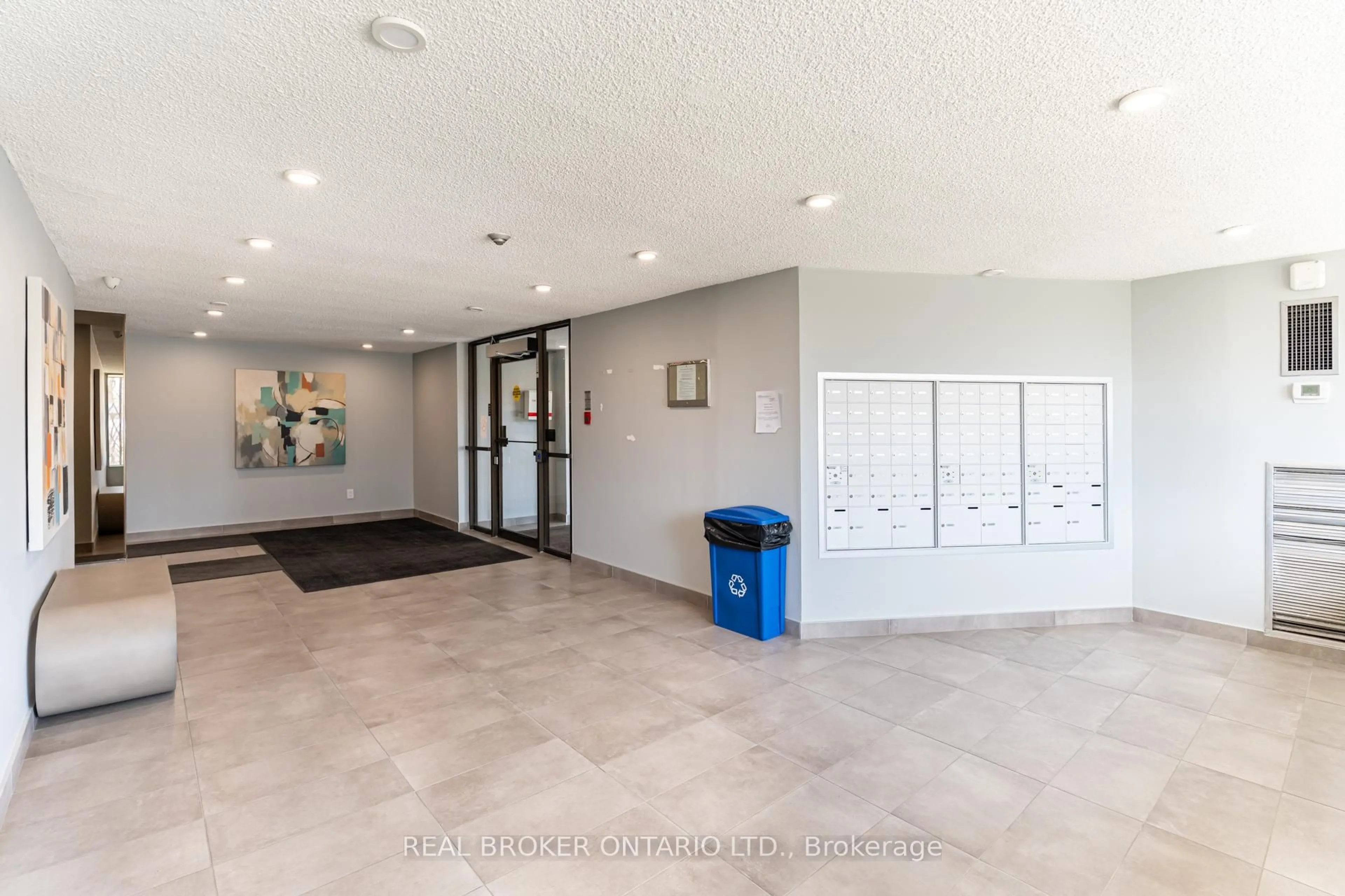 Indoor foyer for 4060 Lawrence Ave #402, Toronto Ontario M1E 4V4