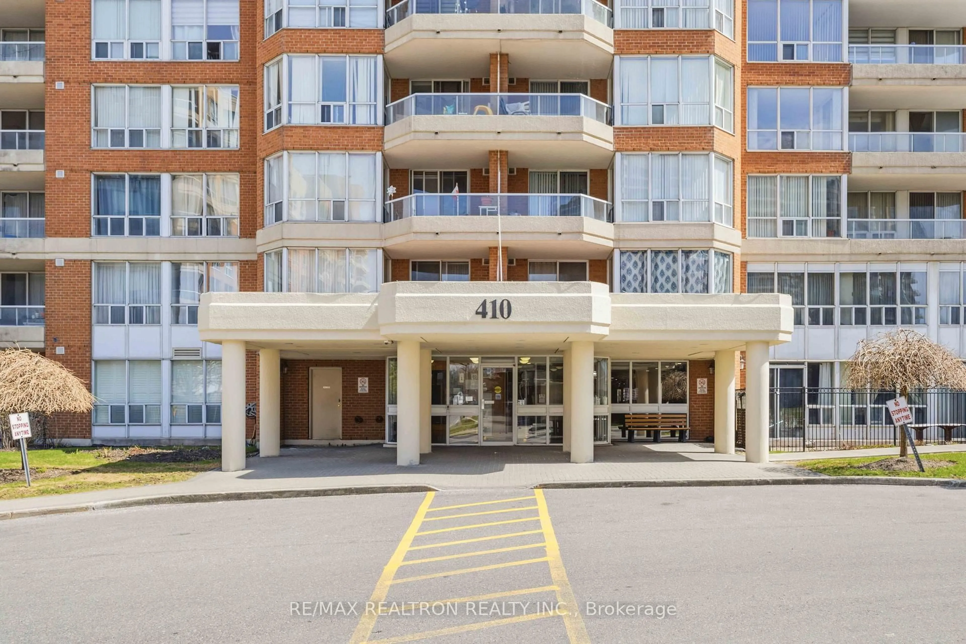 Indoor foyer for 410 McLevin Ave #508, Toronto Ontario M1B 5J5