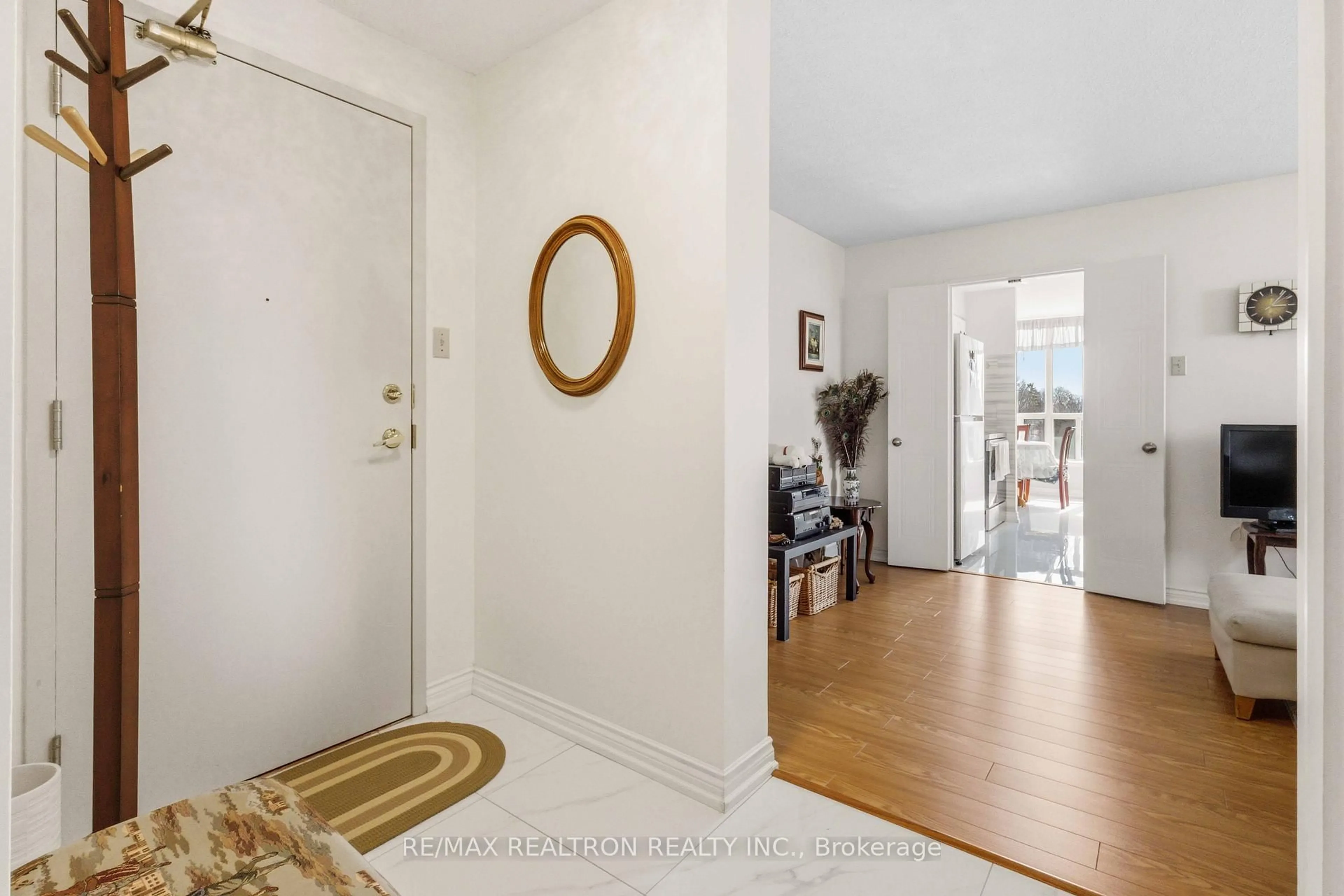 Indoor entryway for 410 McLevin Ave #508, Toronto Ontario M1B 5J5