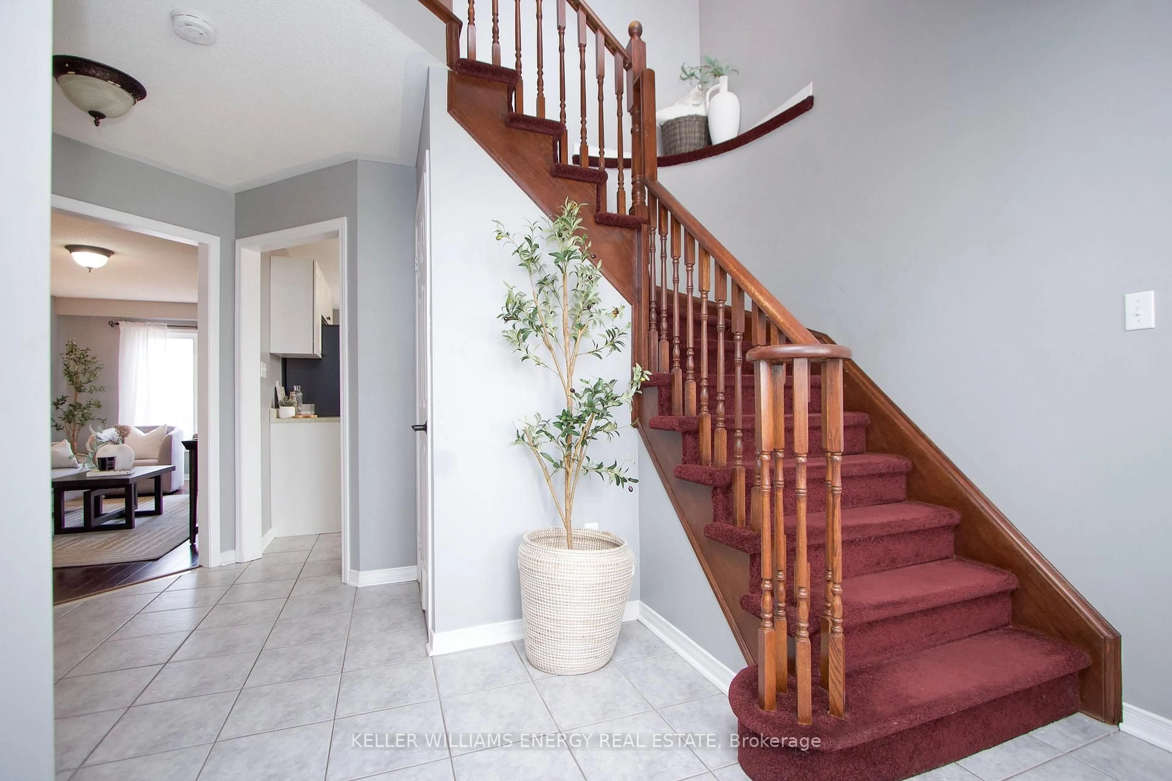 Indoor entryway for 38 Hutton Pl, Clarington Ontario L1C 5K1