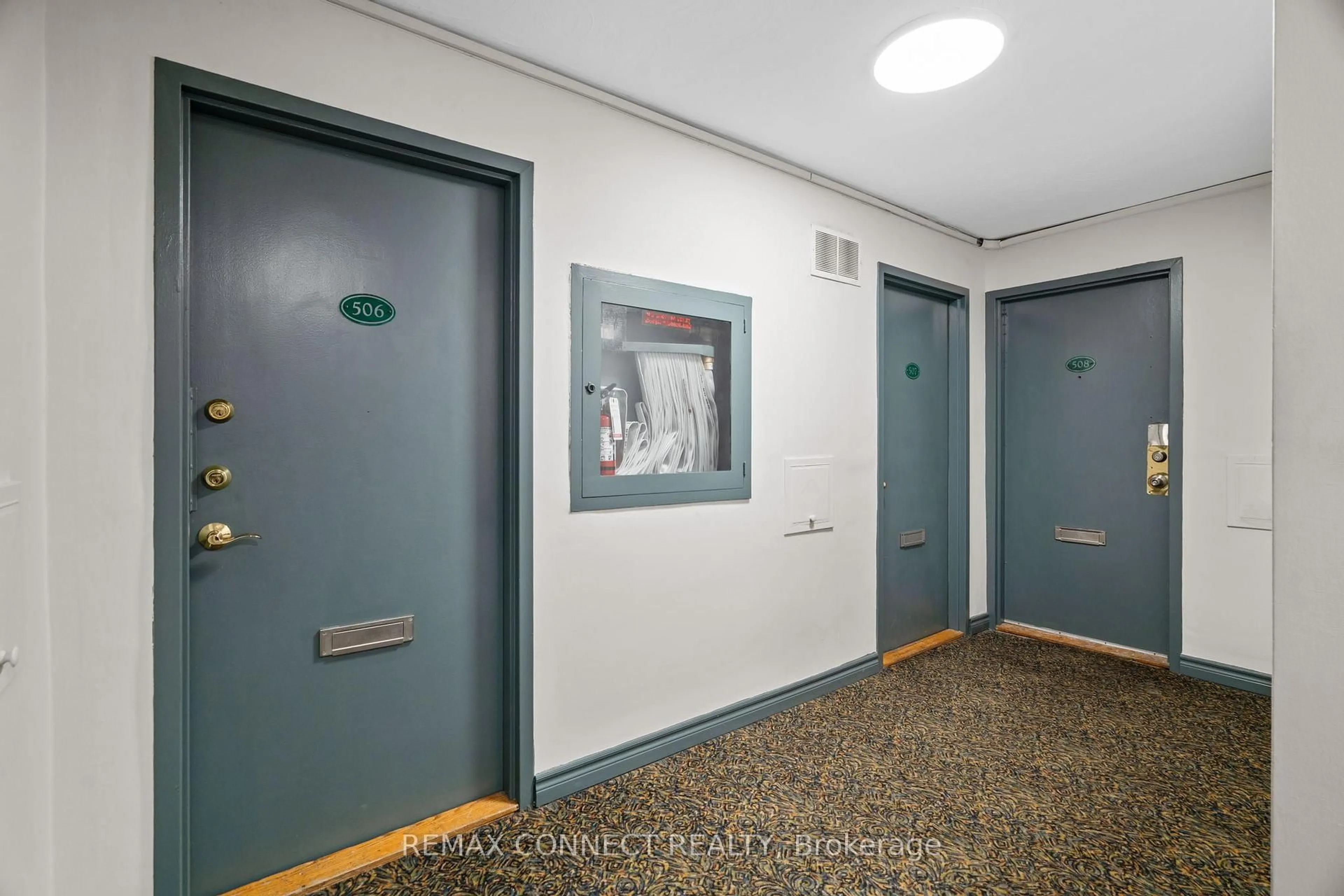 Indoor foyer for 825 Kennedy Rd #506, Toronto Ontario M1K 2E6