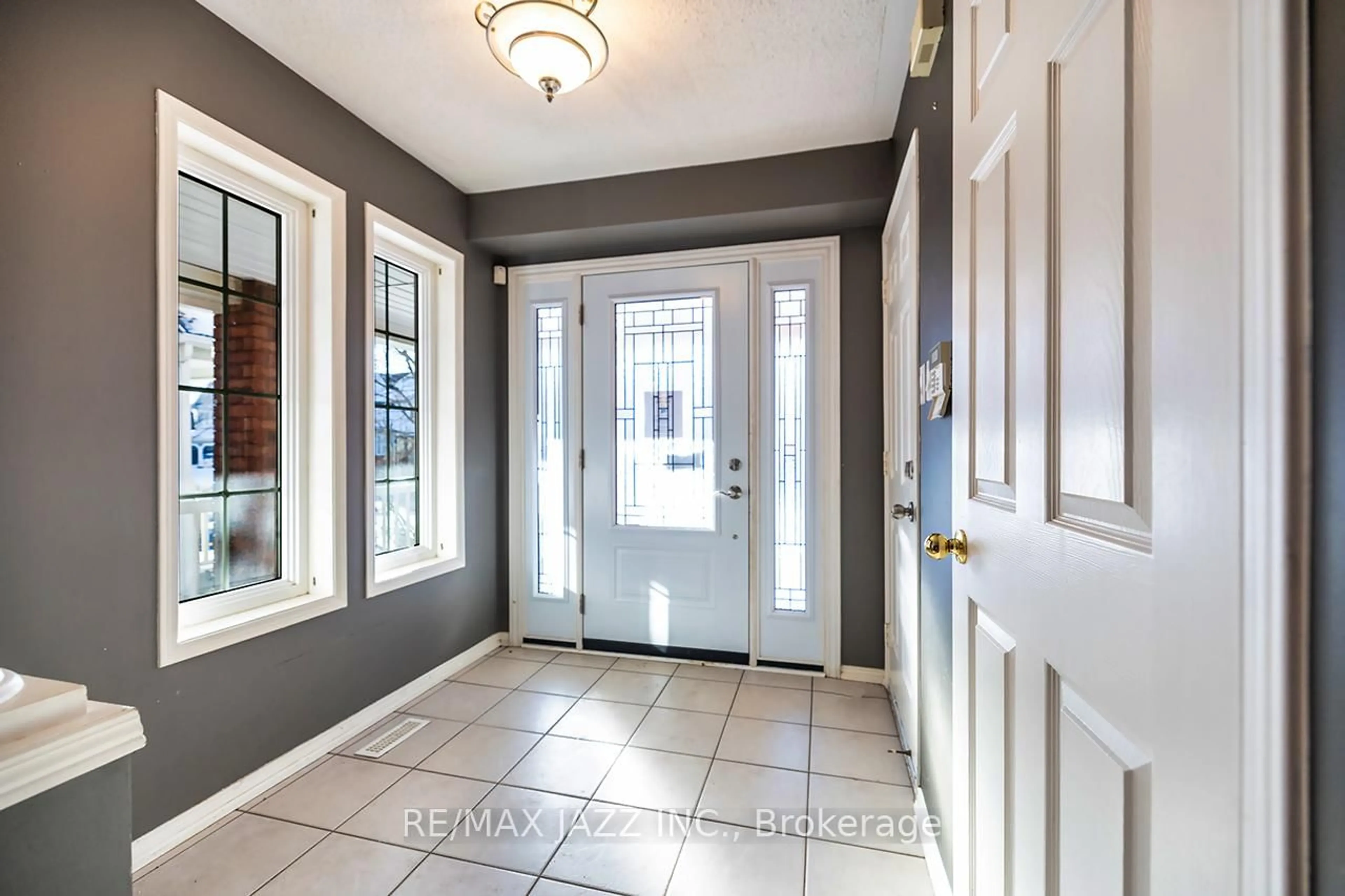 Indoor entryway for 1238 Oakhill Ave, Oshawa Ontario L1K 2R4