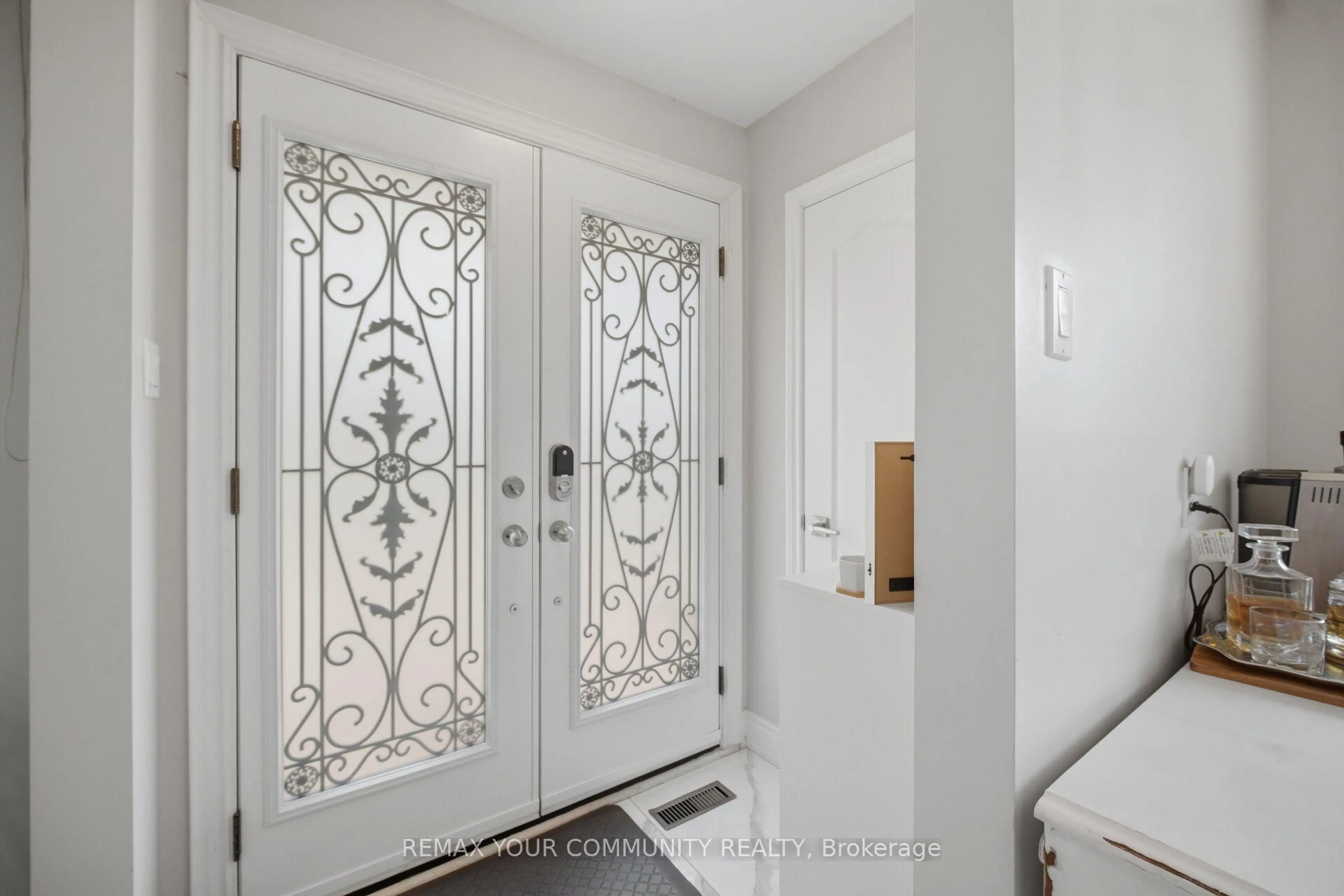 Indoor entryway for 54 Applefield Dr, Toronto Ontario M1P 3X9