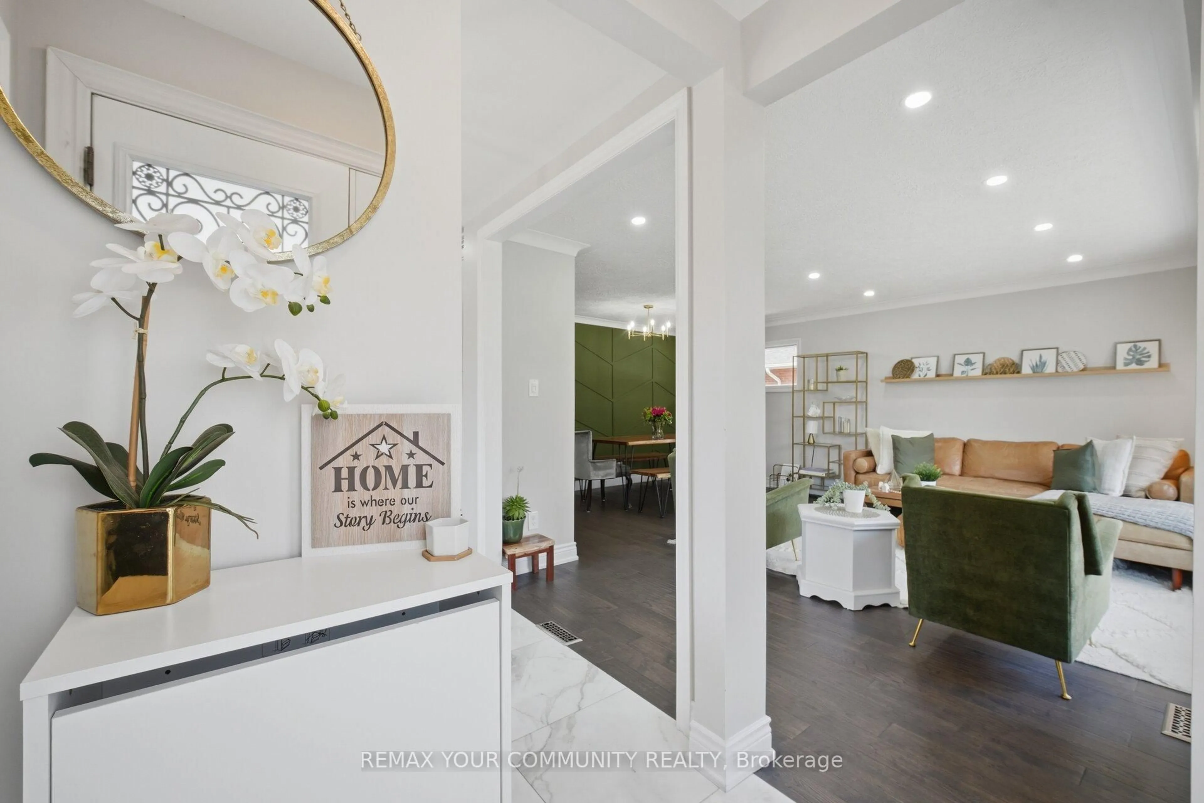 Indoor entryway for 54 Applefield Dr, Toronto Ontario M1P 3X9