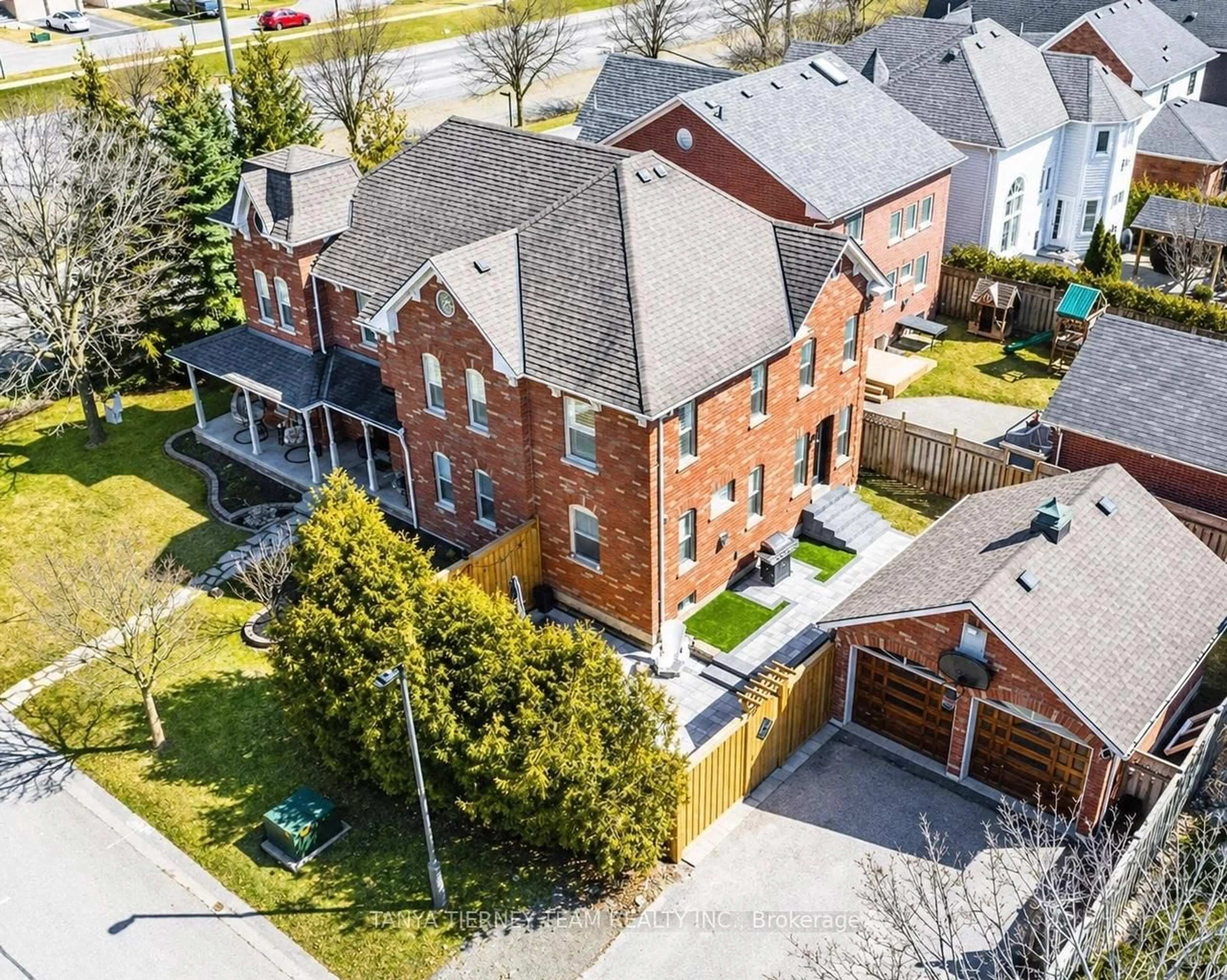 A pic from outside/outdoor area/front of a property/back of a property/a pic from drone, street for 41 Zachary Pl, Whitby Ontario L1M 1E1