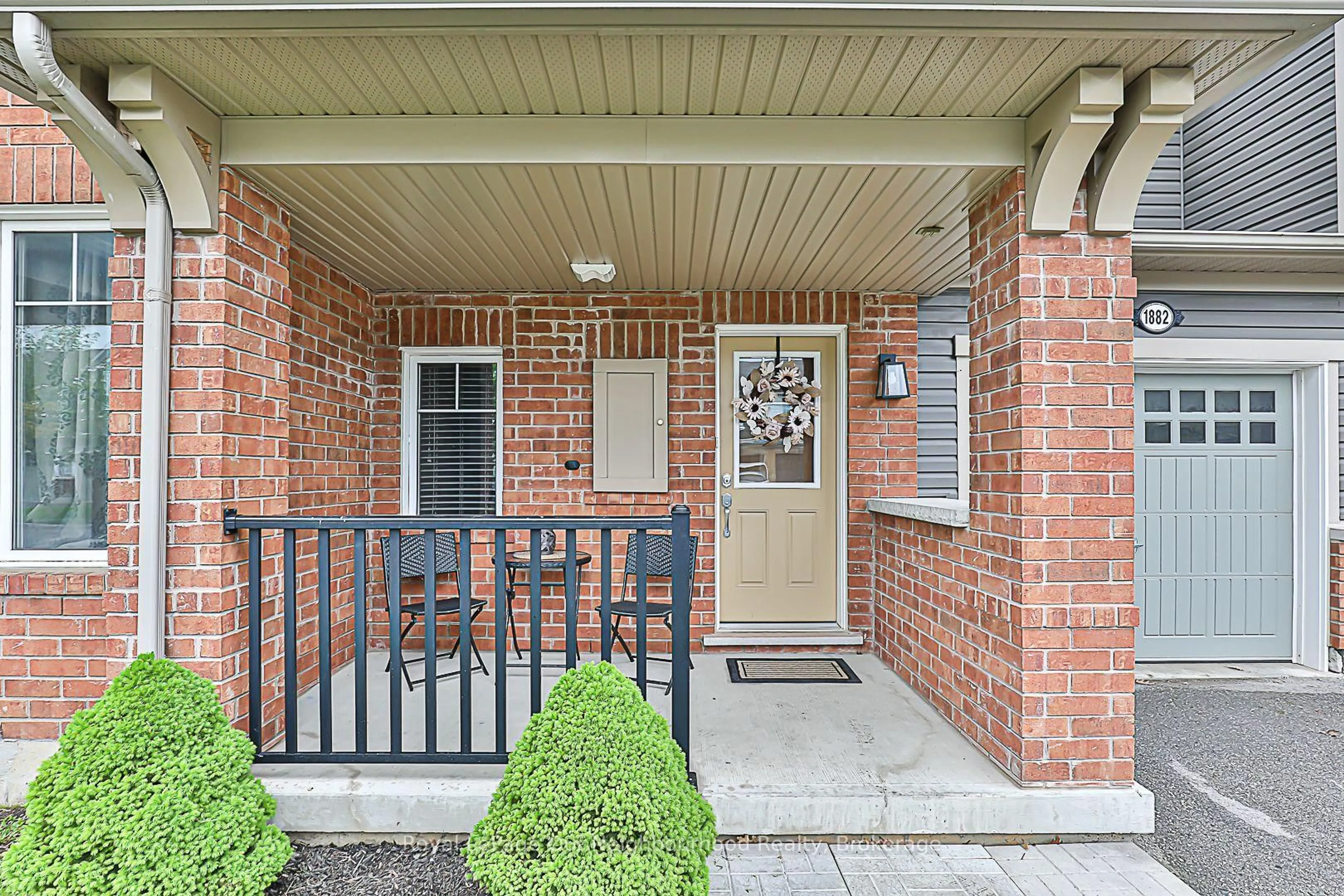 Indoor entryway for 1882 Liatris Dr, Pickering Ontario L1X 0A4
