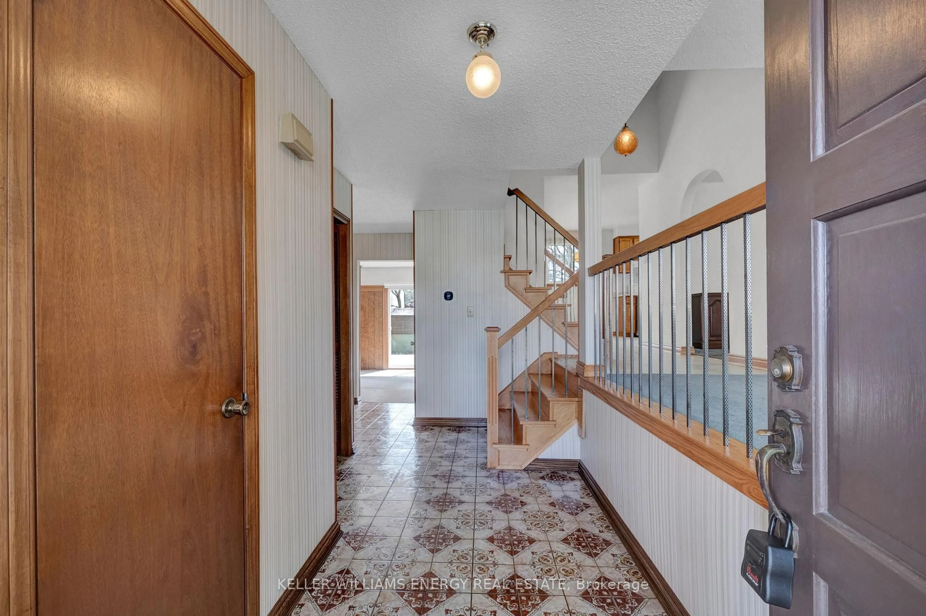 Indoor foyer for 183 Gadsby Dr, Whitby Ontario L1N 6R9