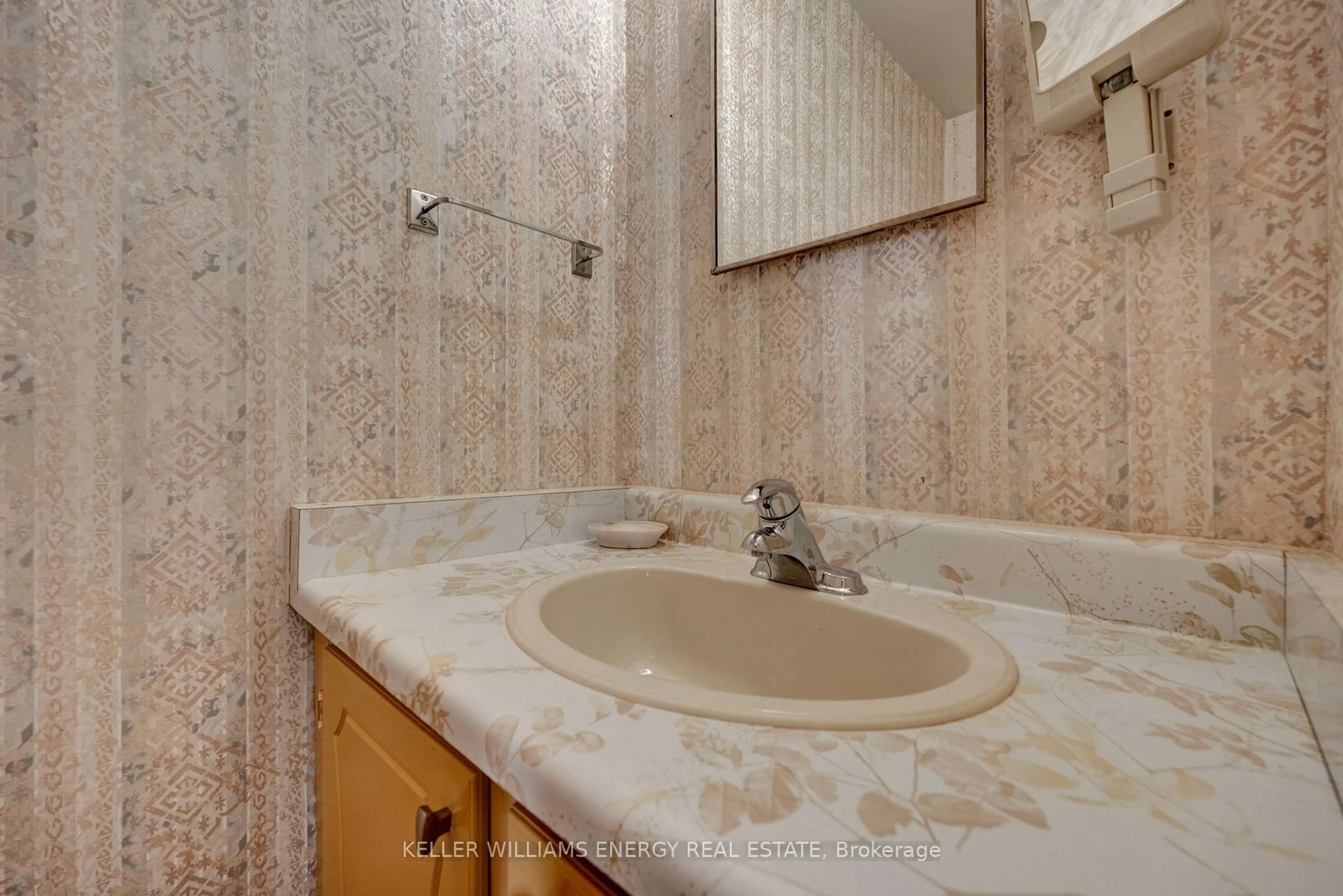 Standard bathroom, ceramic/tile floor for 183 Gadsby Dr, Whitby Ontario L1N 6R9