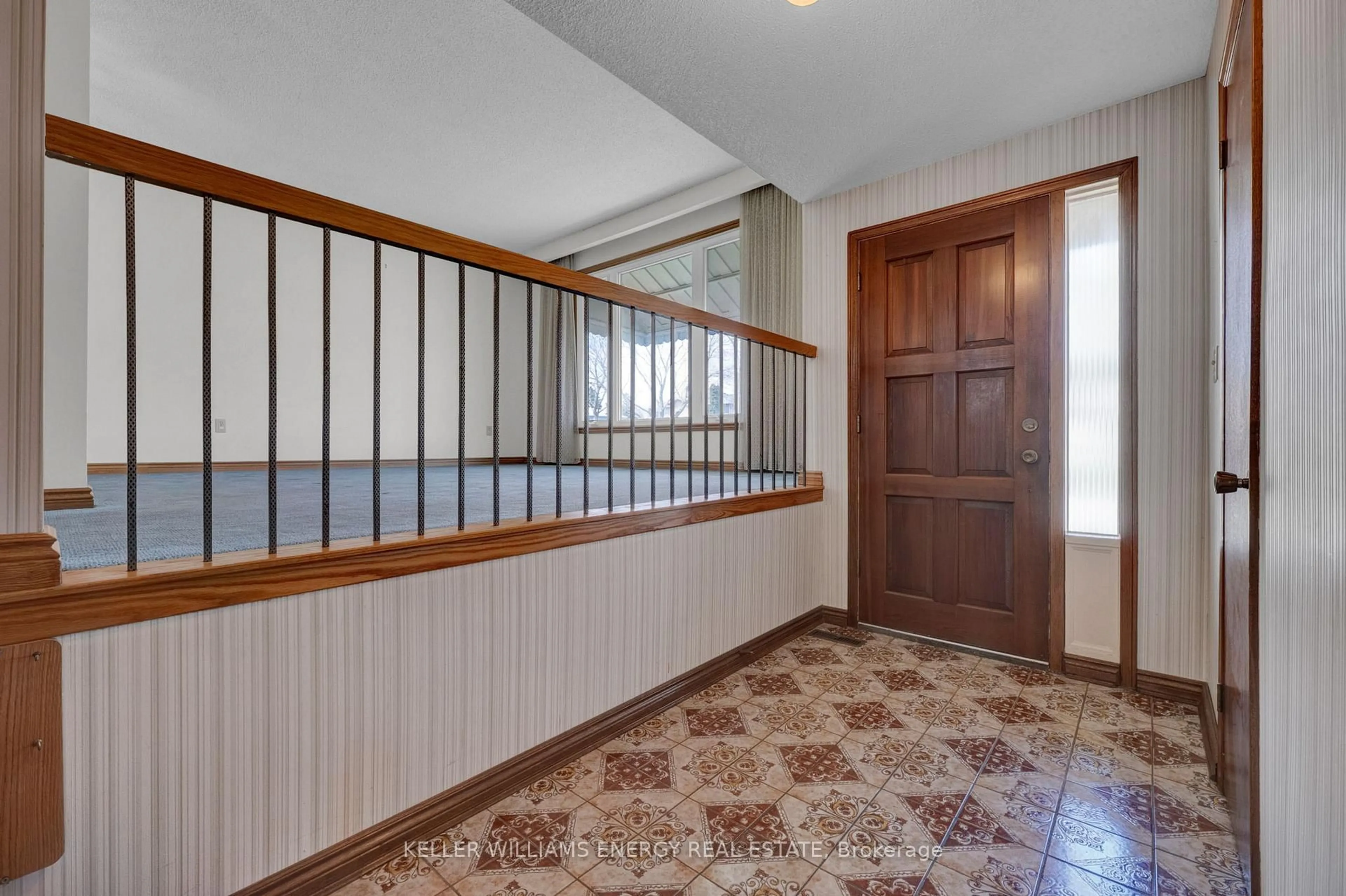 Indoor foyer for 183 Gadsby Dr, Whitby Ontario L1N 6R9