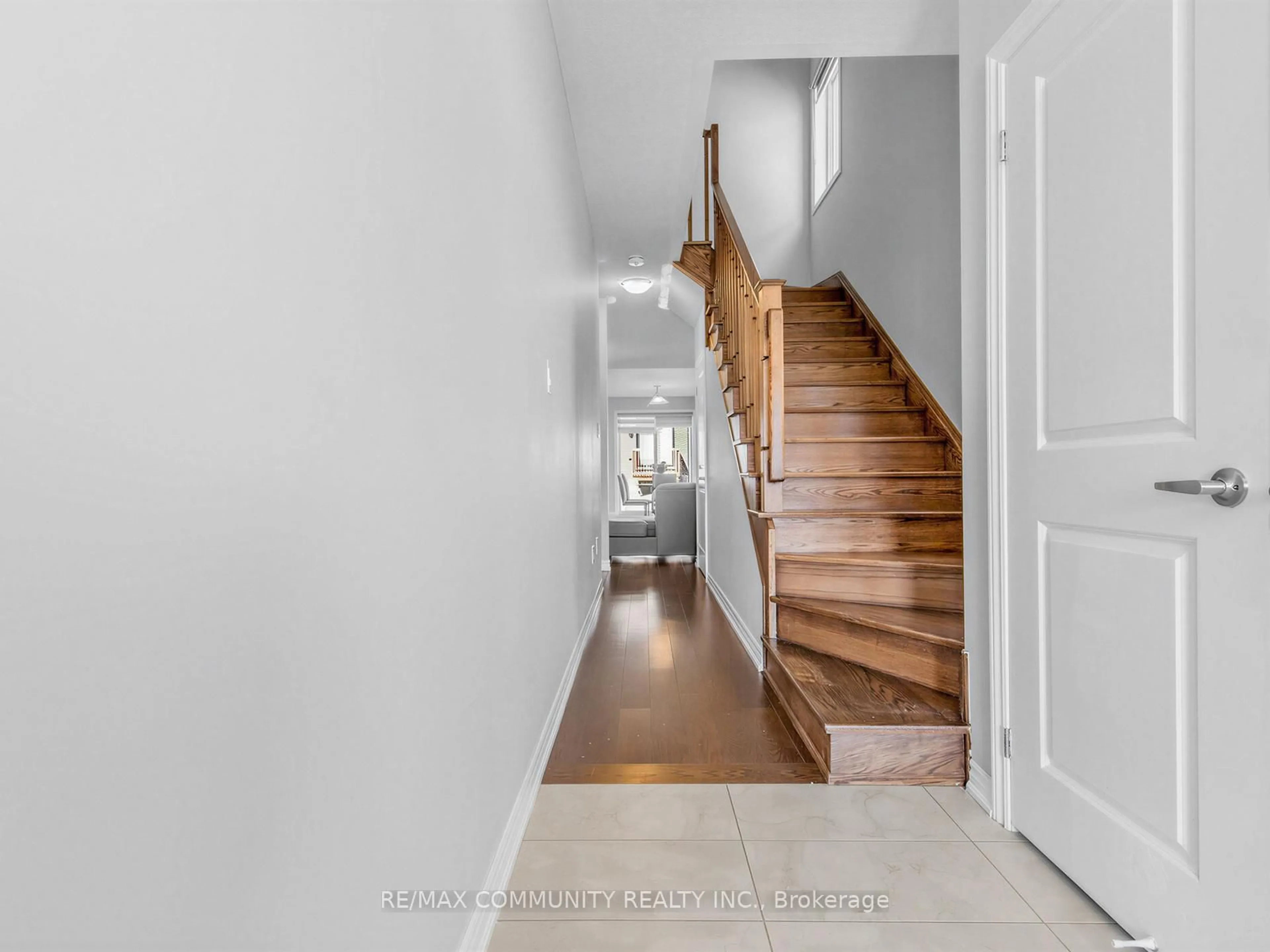 Indoor entryway for 62 Littlewood Dr, Whitby Ontario L1P 0H4