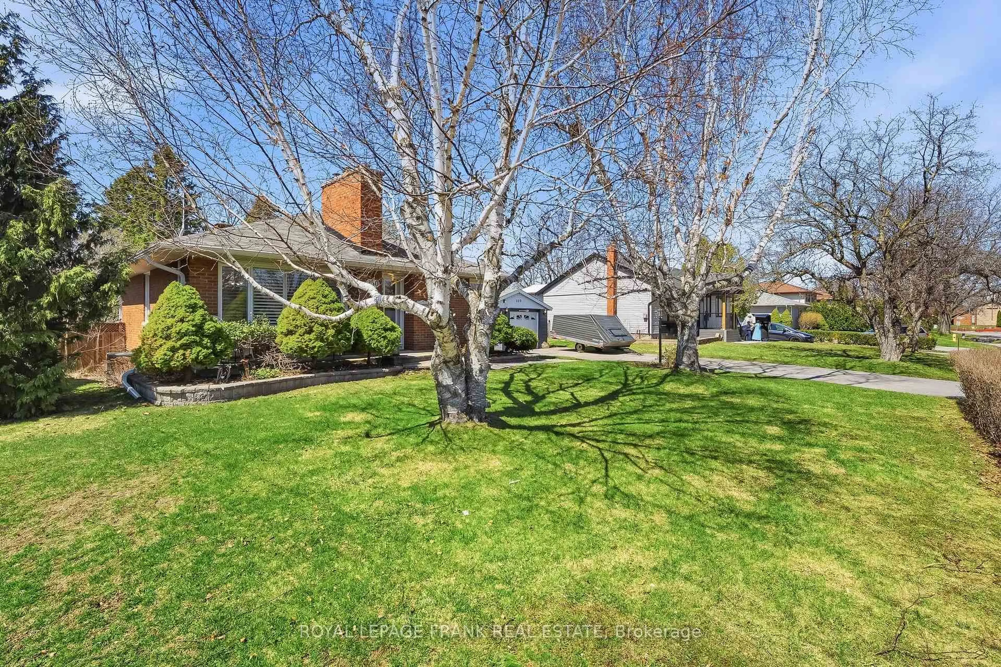 A pic from outside/outdoor area/front of a property/back of a property/a pic from drone, street for 250 Meadow Rd, Whitby Ontario L1N 3K2