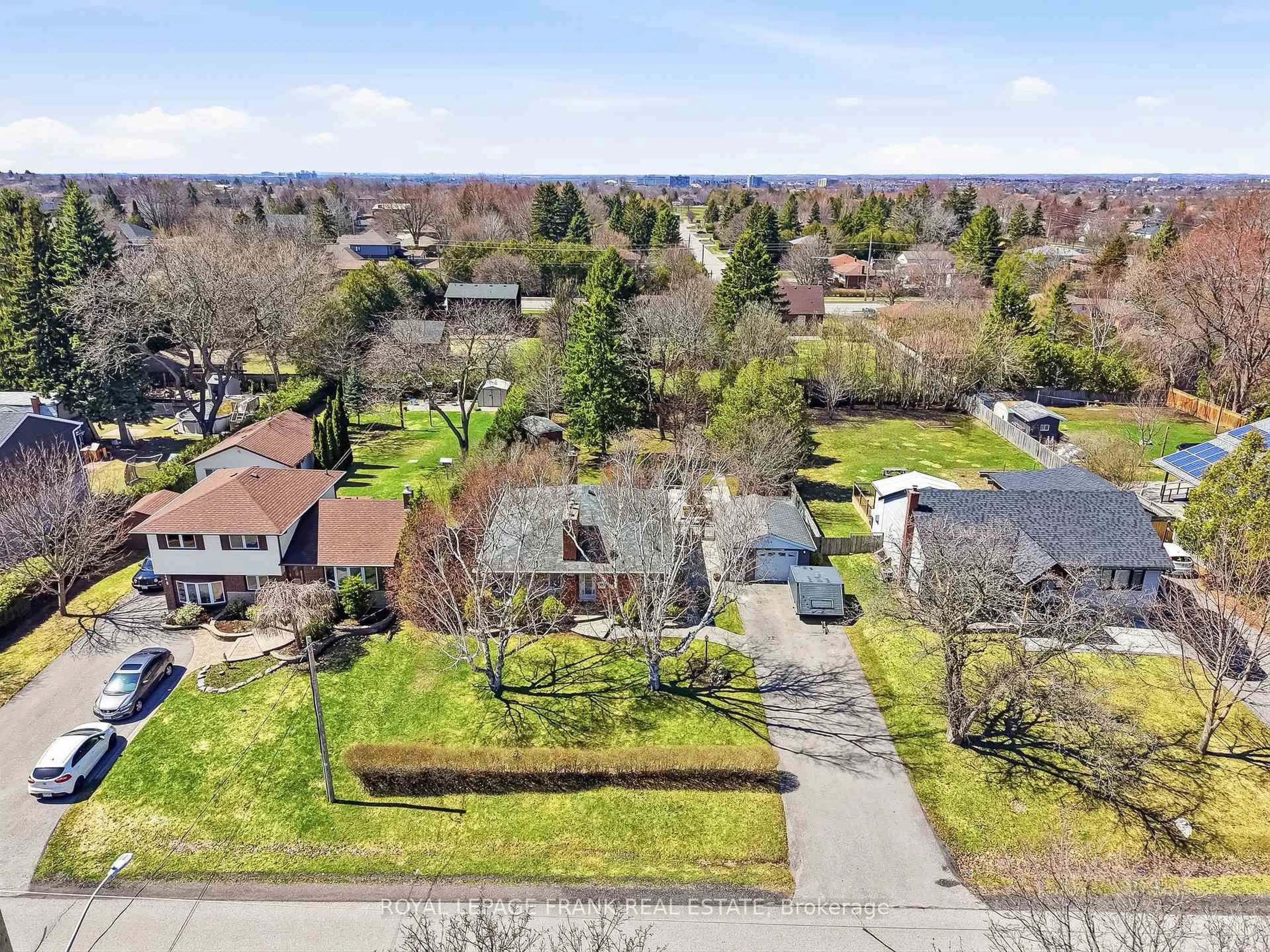 A pic from outside/outdoor area/front of a property/back of a property/a pic from drone, street for 250 Meadow Rd, Whitby Ontario L1N 3K2
