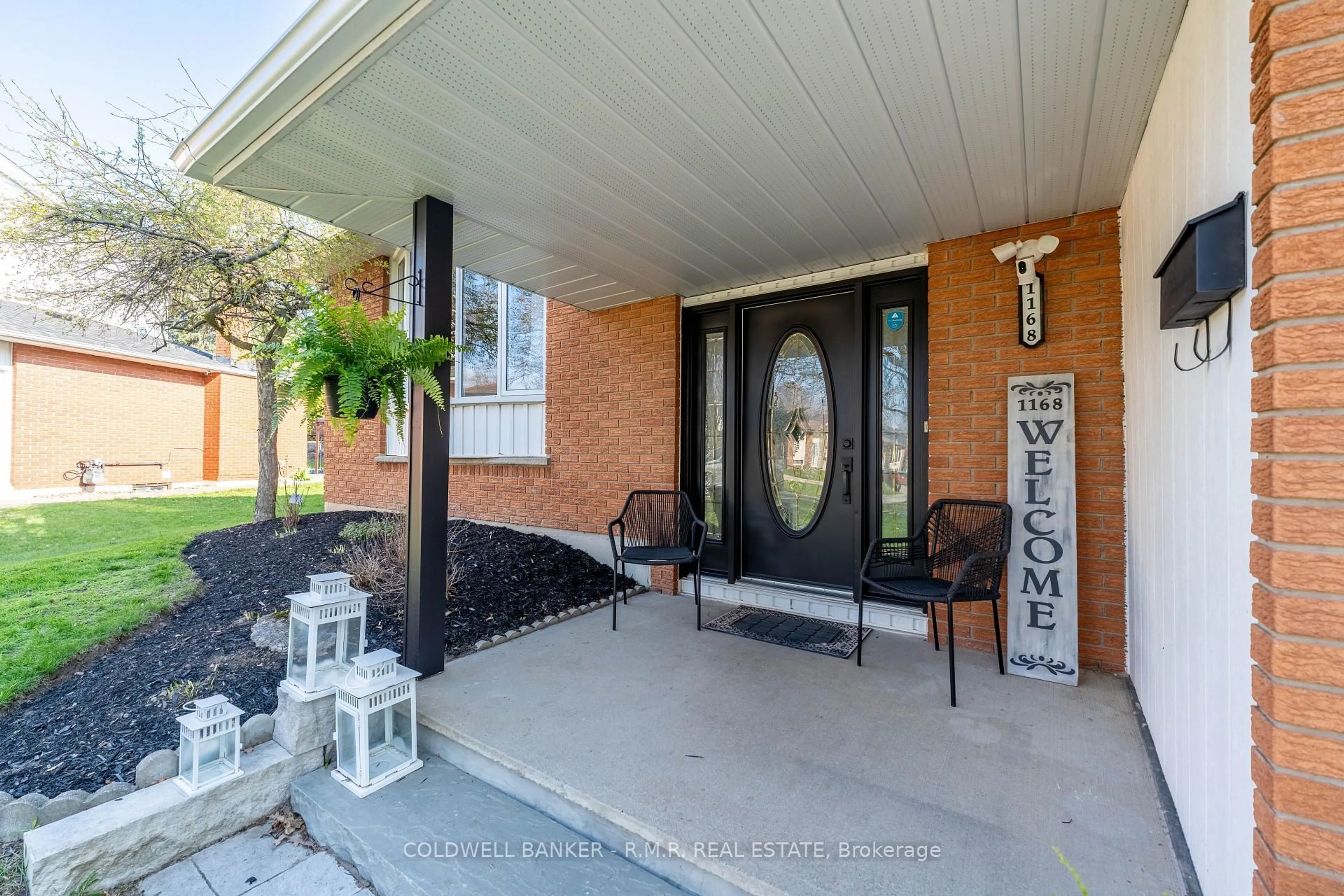 Indoor entryway for 1168 Old Pye Crt, Oshawa Ontario L1G 7N8