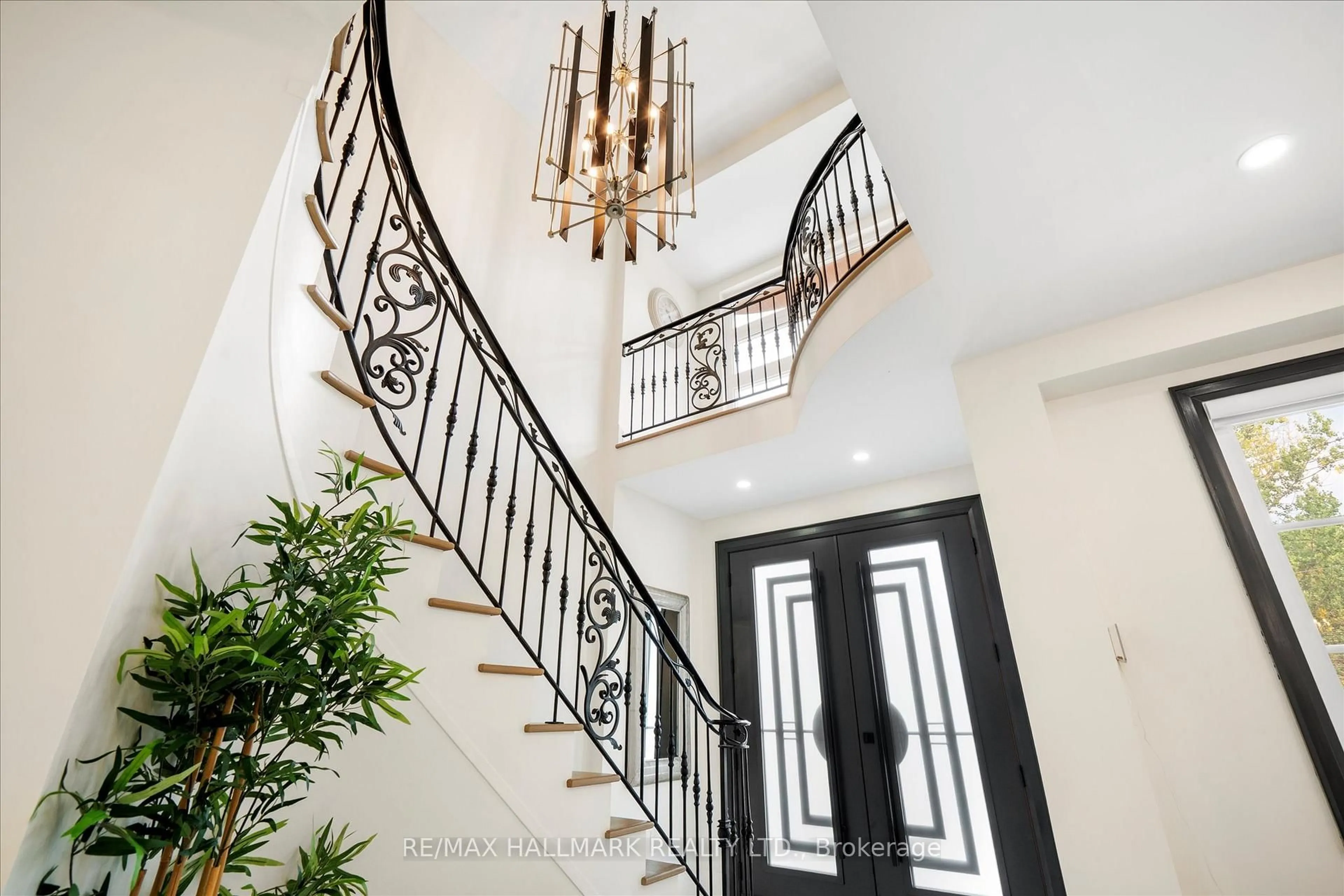 Indoor foyer for 134 Manse Rd, Toronto Ontario M1E 3V1