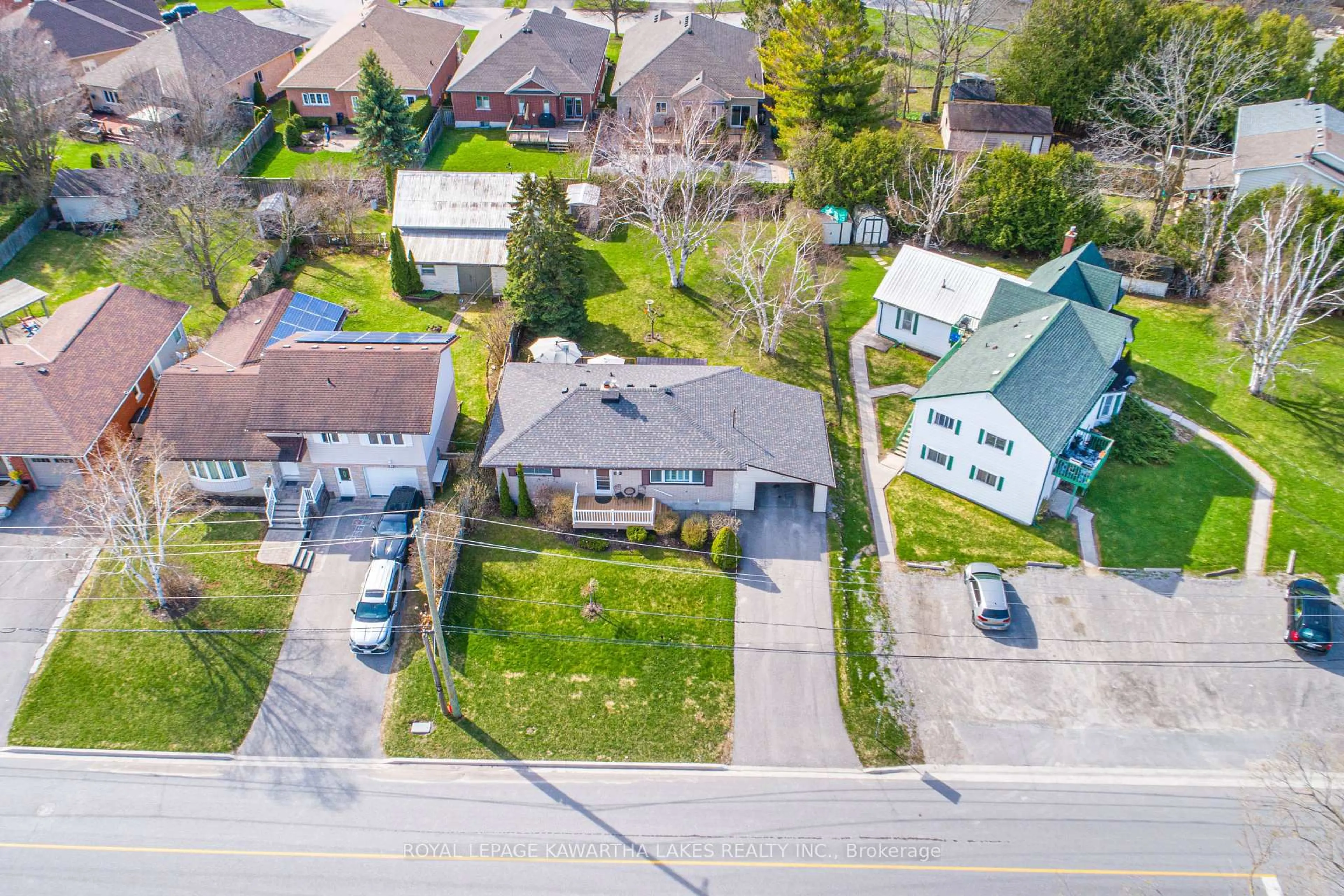 A pic from outside/outdoor area/front of a property/back of a property/a pic from drone, street for 384 Major St, Scugog Ontario L9L 1E7