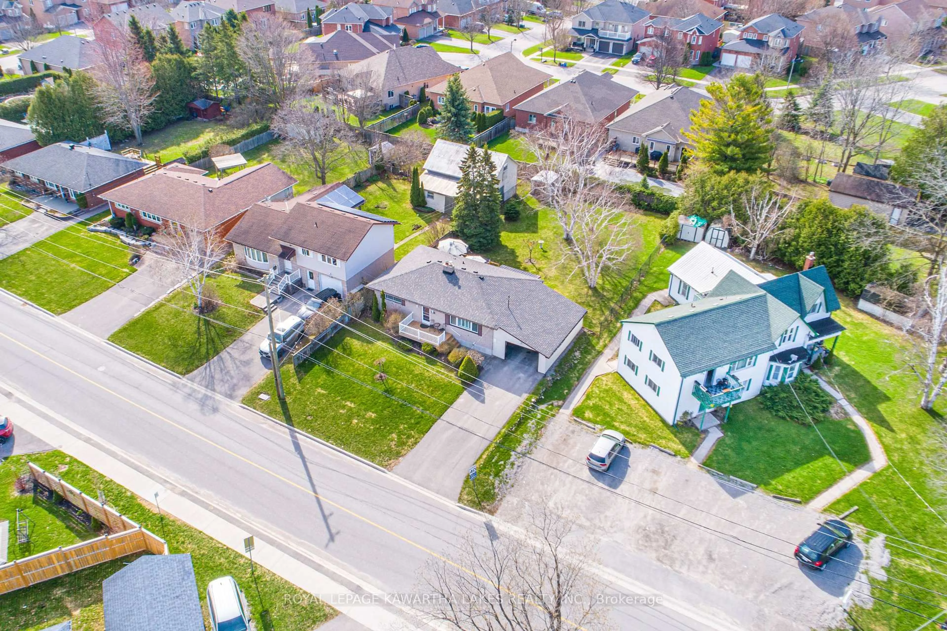 A pic from outside/outdoor area/front of a property/back of a property/a pic from drone, street for 384 Major St, Scugog Ontario L9L 1E7