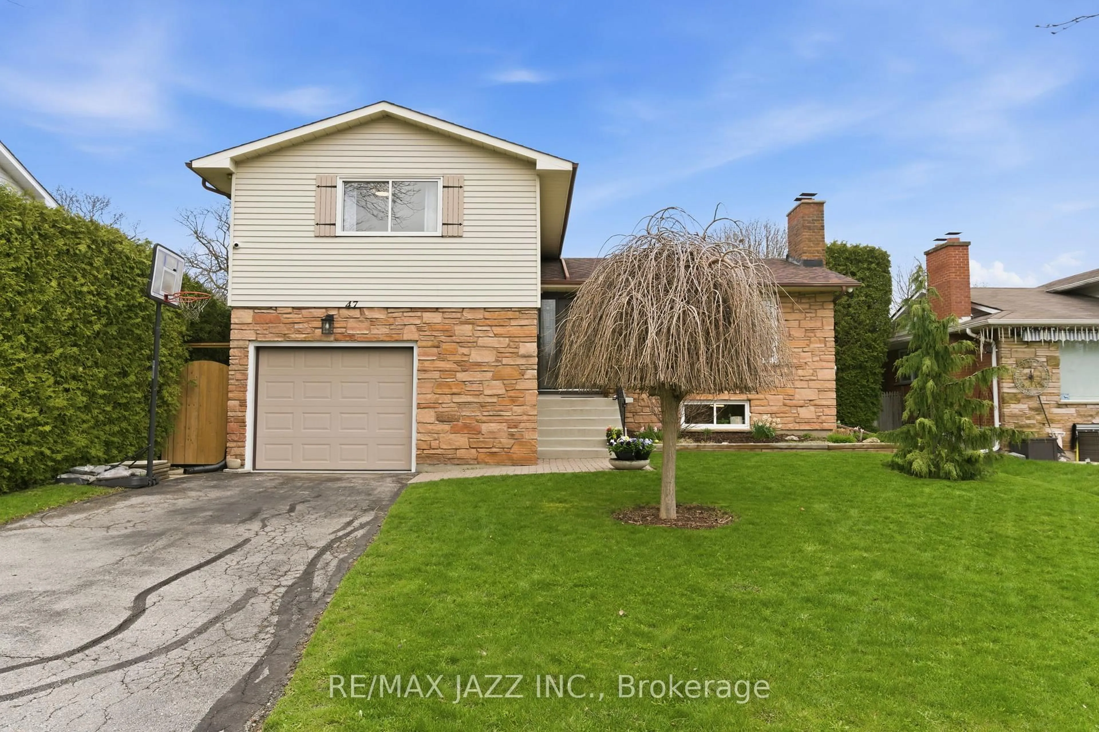 A pic from outside/outdoor area/front of a property/back of a property/a pic from drone, street for 47 Martindale St, Oshawa Ontario L1H 6W7