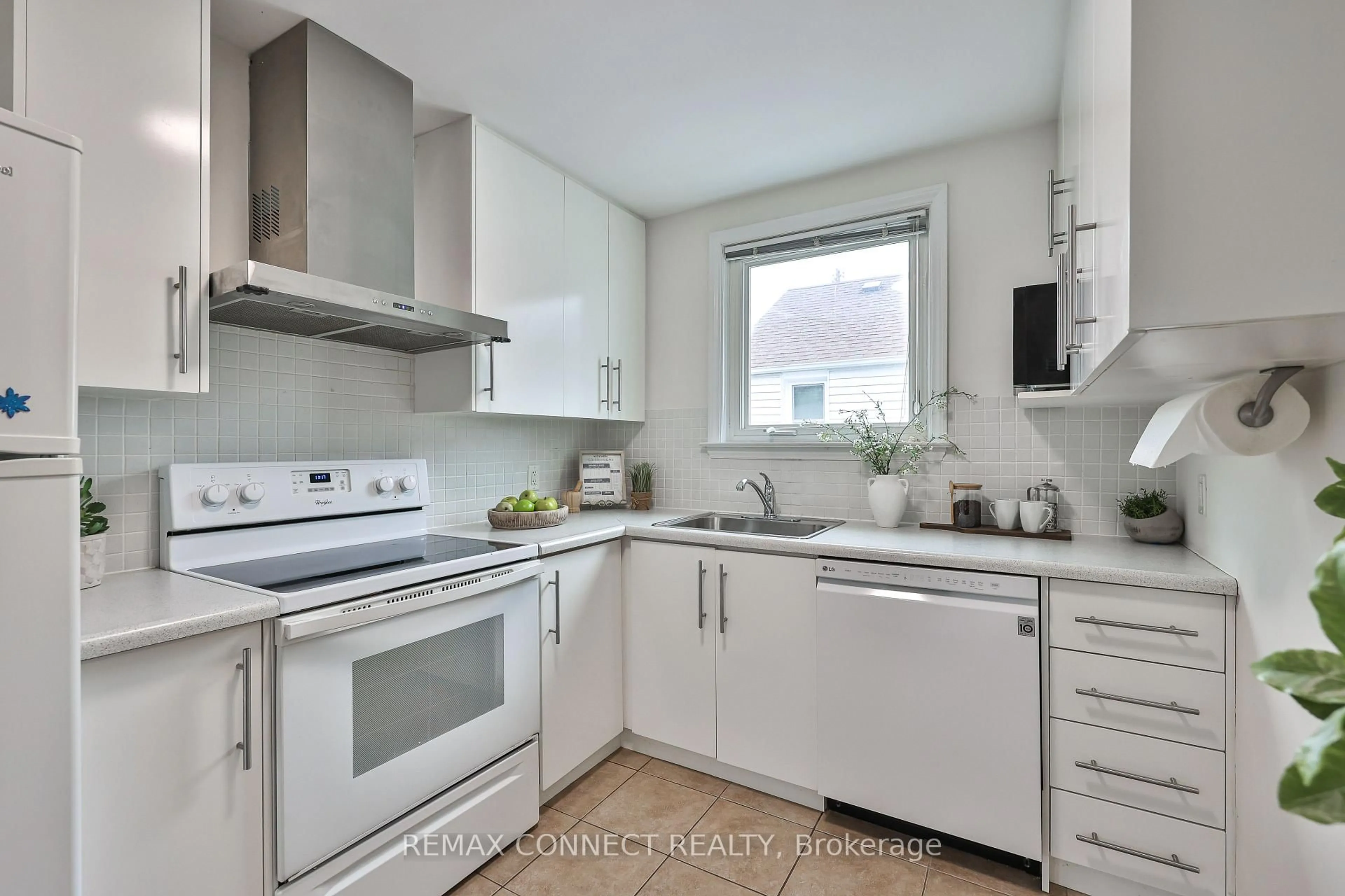 Standard kitchen, unknown for 101 Phillip Ave, Toronto Ontario M1N 3R3