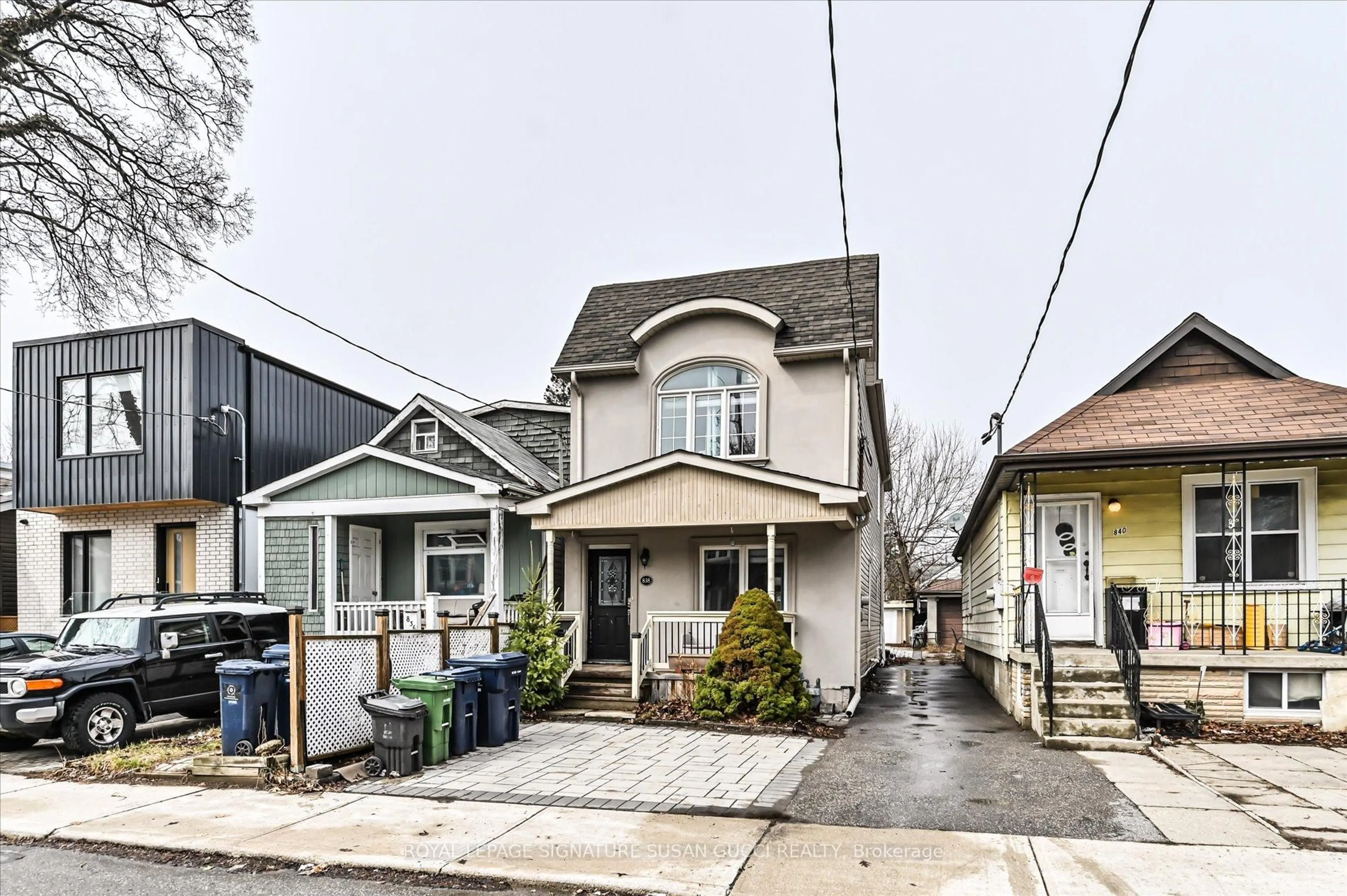 Patio, street for 838 Sammon Ave, Toronto Ontario M4C 2E8