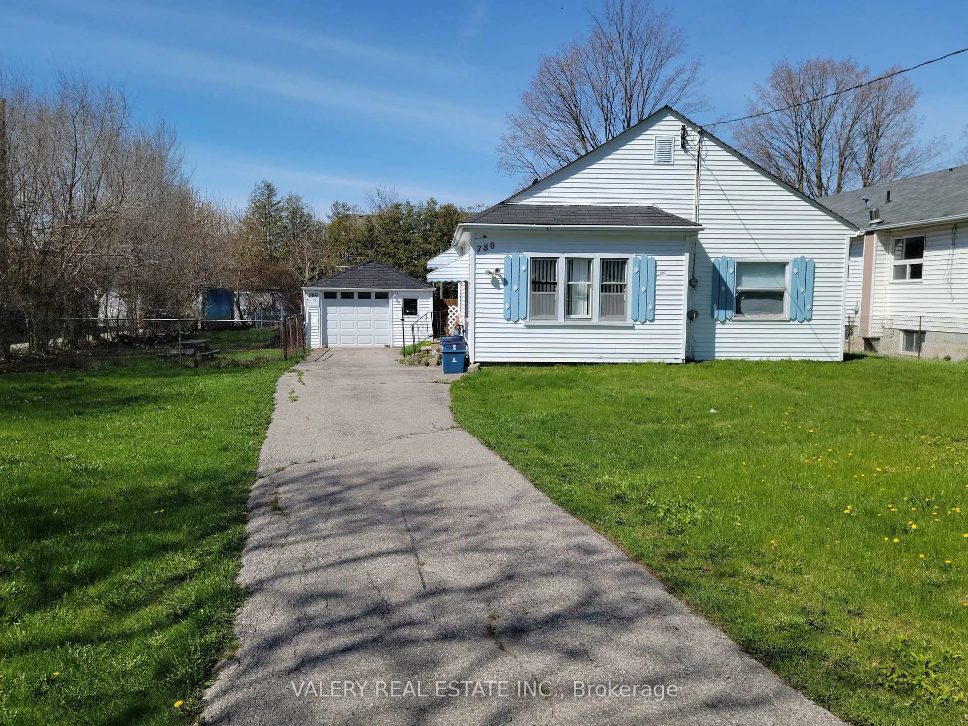 A pic from outside/outdoor area/front of a property/back of a property/a pic from drone, street for 780 Liverpool Rd, Pickering Ontario L1W 1S1