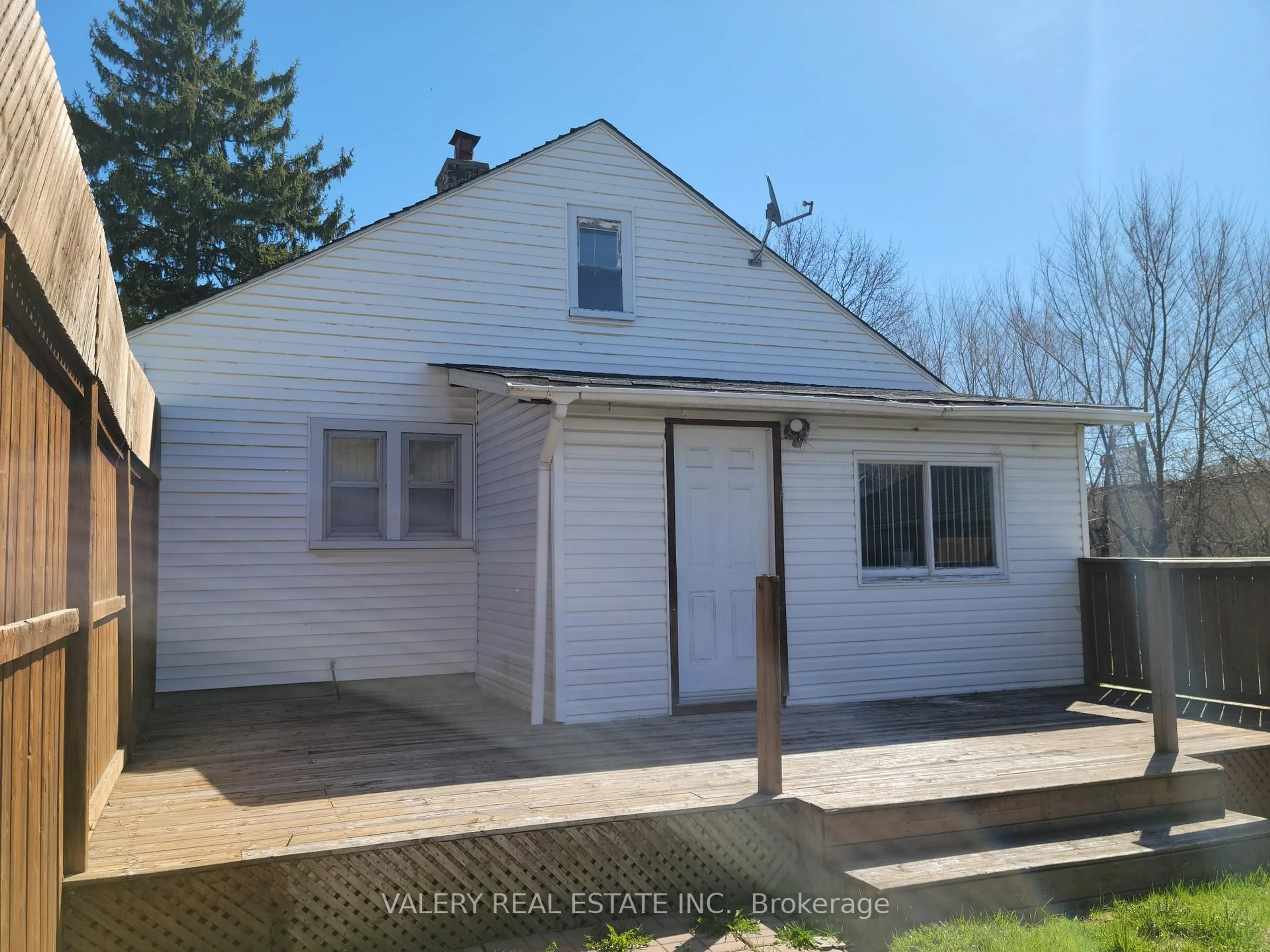 A pic from outside/outdoor area/front of a property/back of a property/a pic from drone, street for 780 Liverpool Rd, Pickering Ontario L1W 1S1