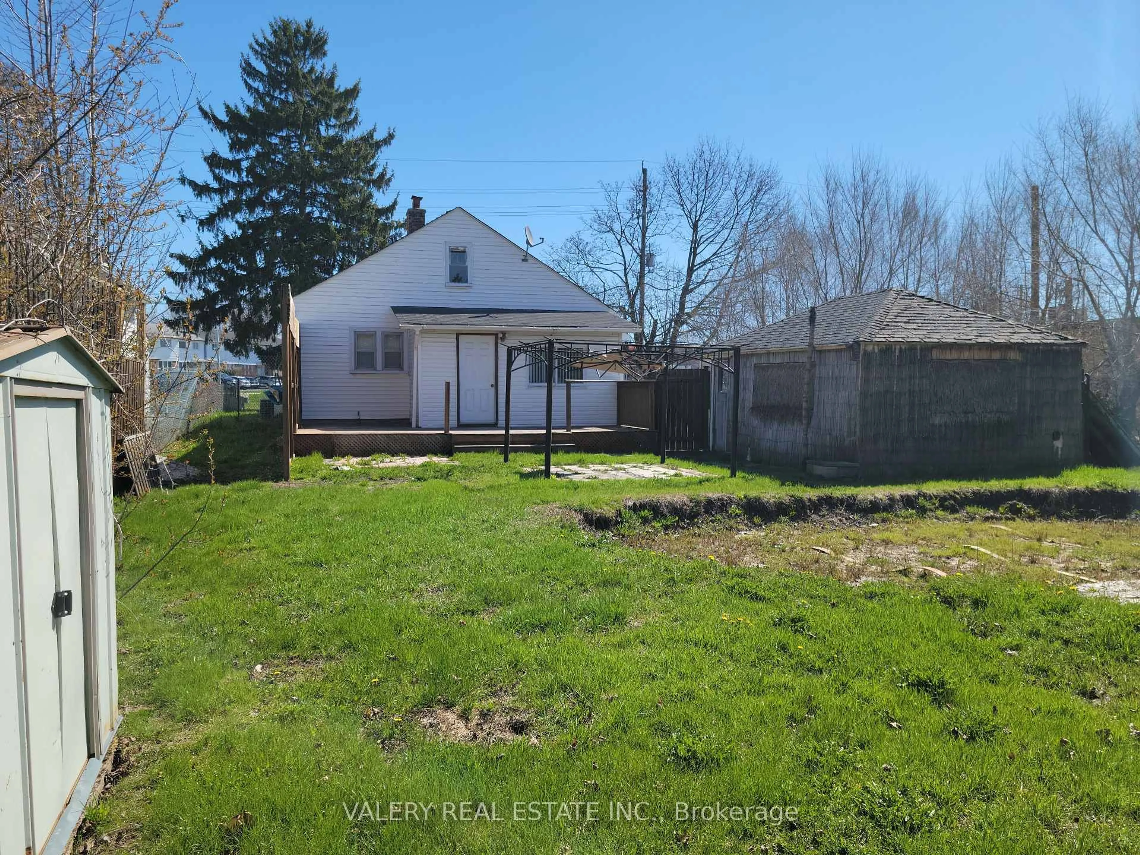 A pic from outside/outdoor area/front of a property/back of a property/a pic from drone, street for 780 Liverpool Rd, Pickering Ontario L1W 1S1