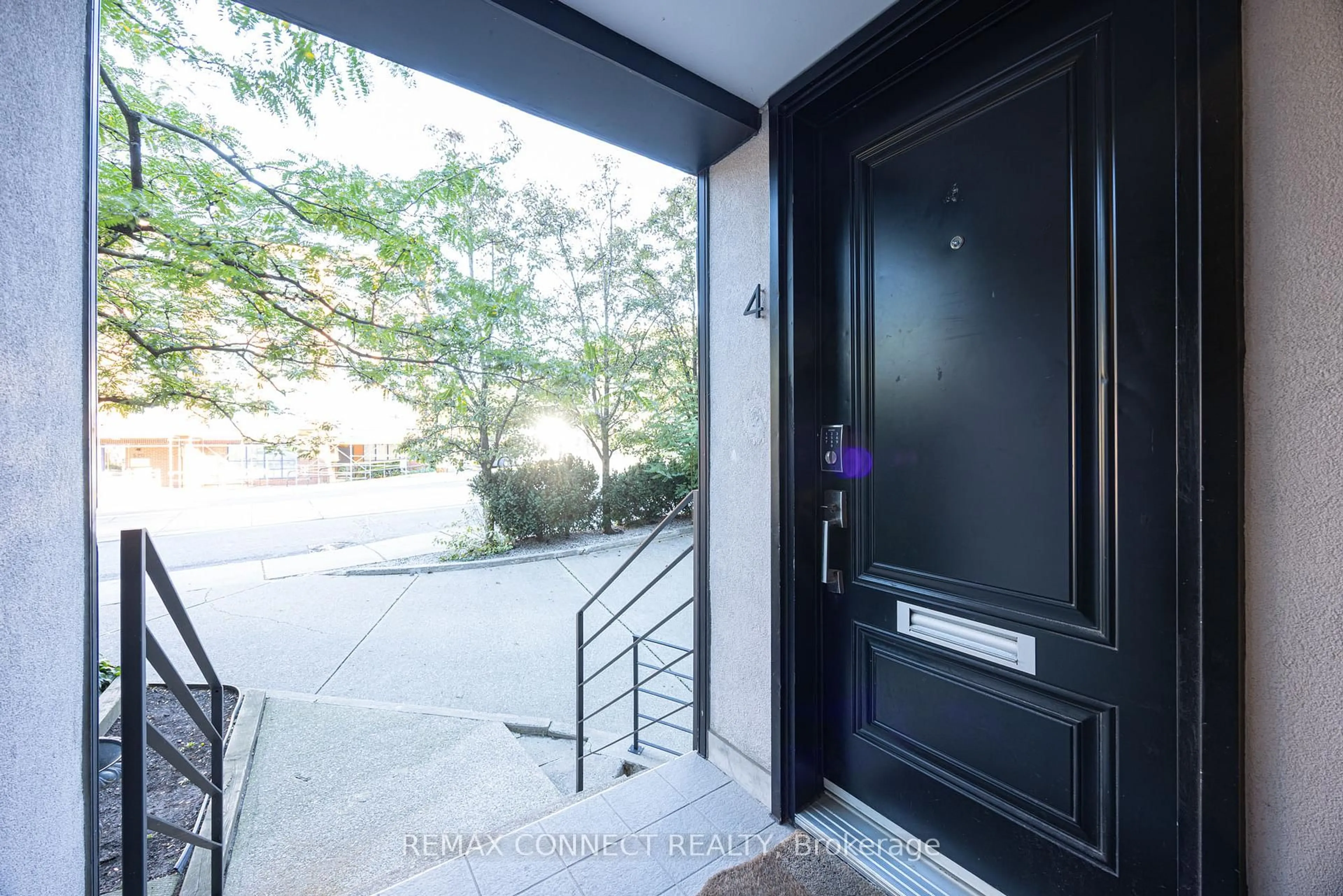 Indoor entryway for 517 Kingston Rd #4, Toronto Ontario M4L 1V5