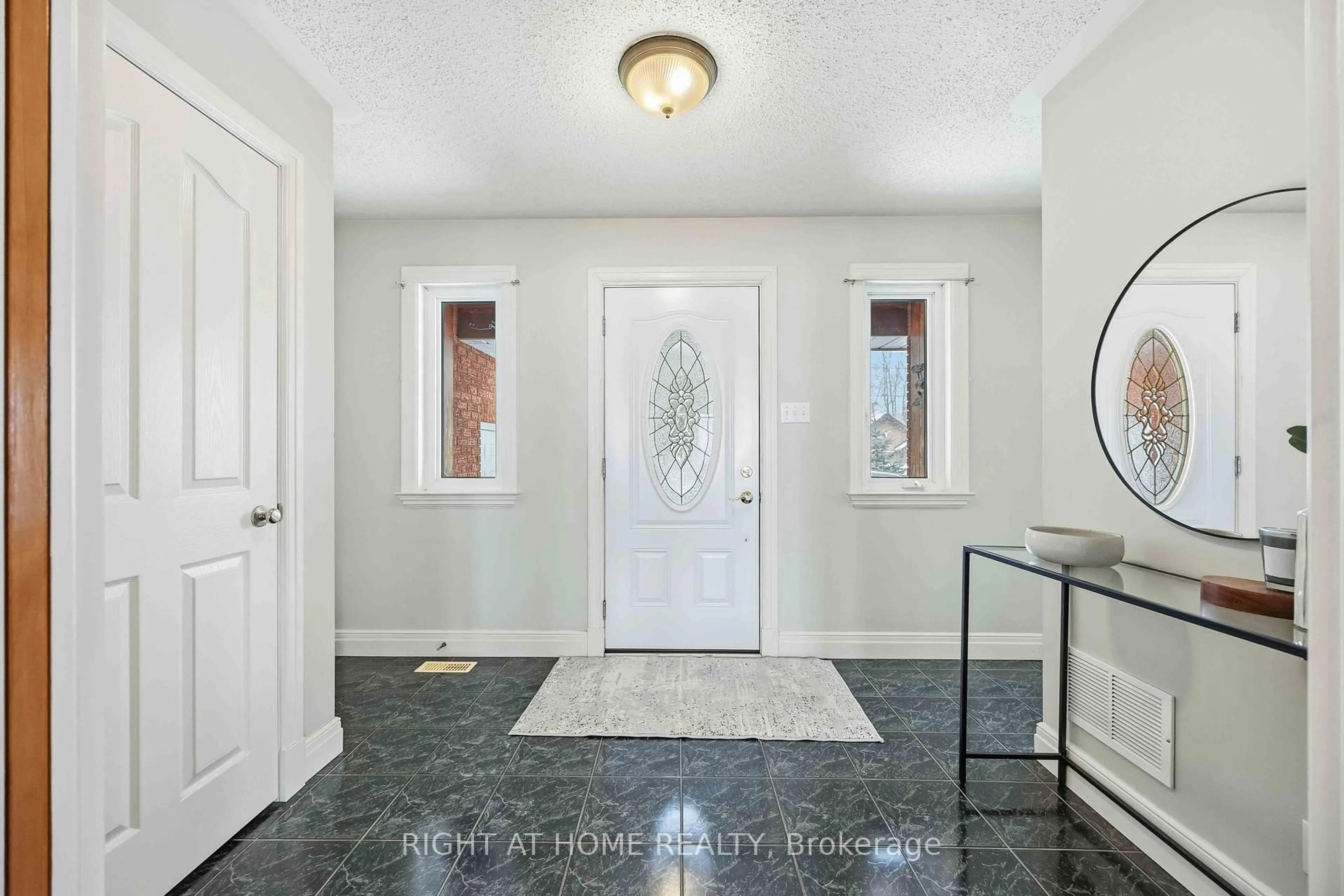 Indoor entryway for 28 Birch Island Rd, Scugog Ontario L0B 1K0