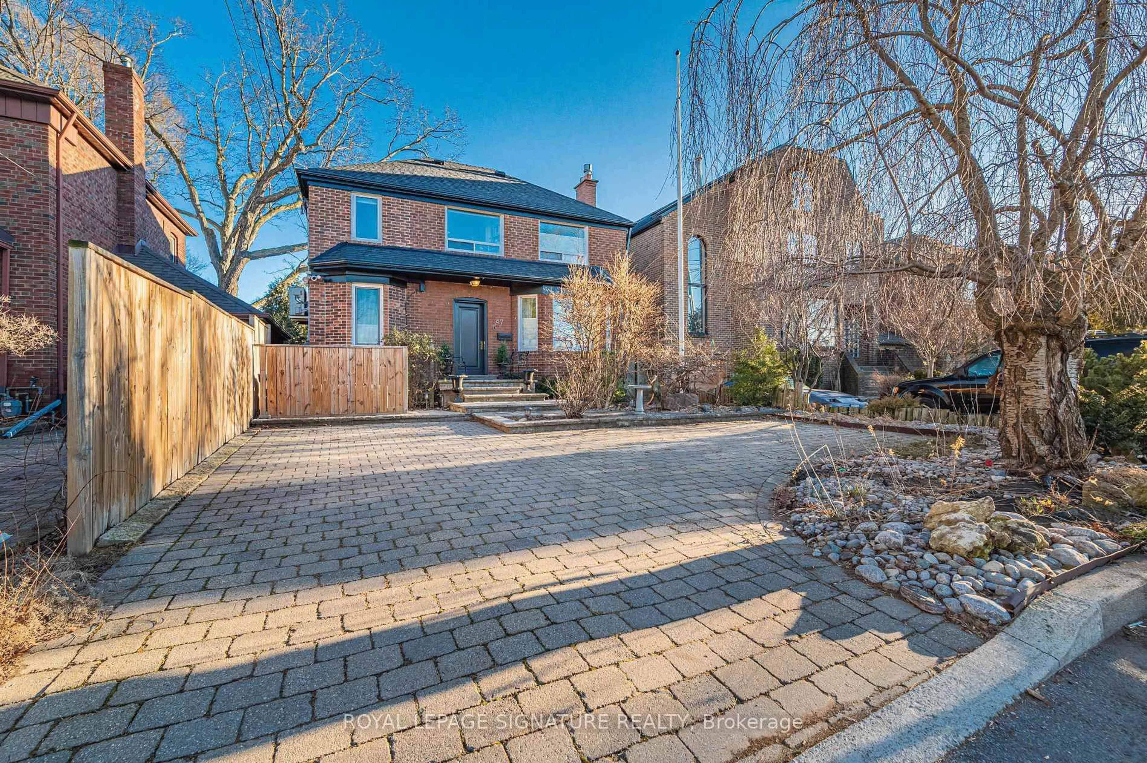 A pic from outside/outdoor area/front of a property/back of a property/a pic from drone, street for 47 Don Valley Dr, Toronto Ontario M4K 2J1